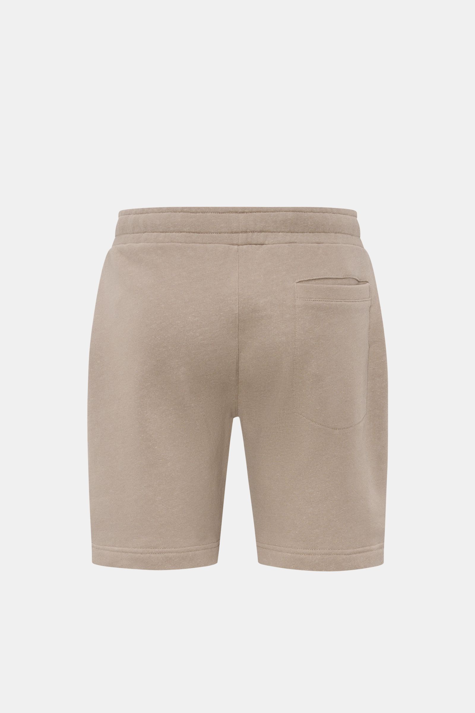 Rückansicht der 04651/ A trip in a bag Sweat-Shorts 'CL' taupe aus Bio-Baumwolle und Leinen mit elastischem Bund, Leistentasche und weichem Griff.