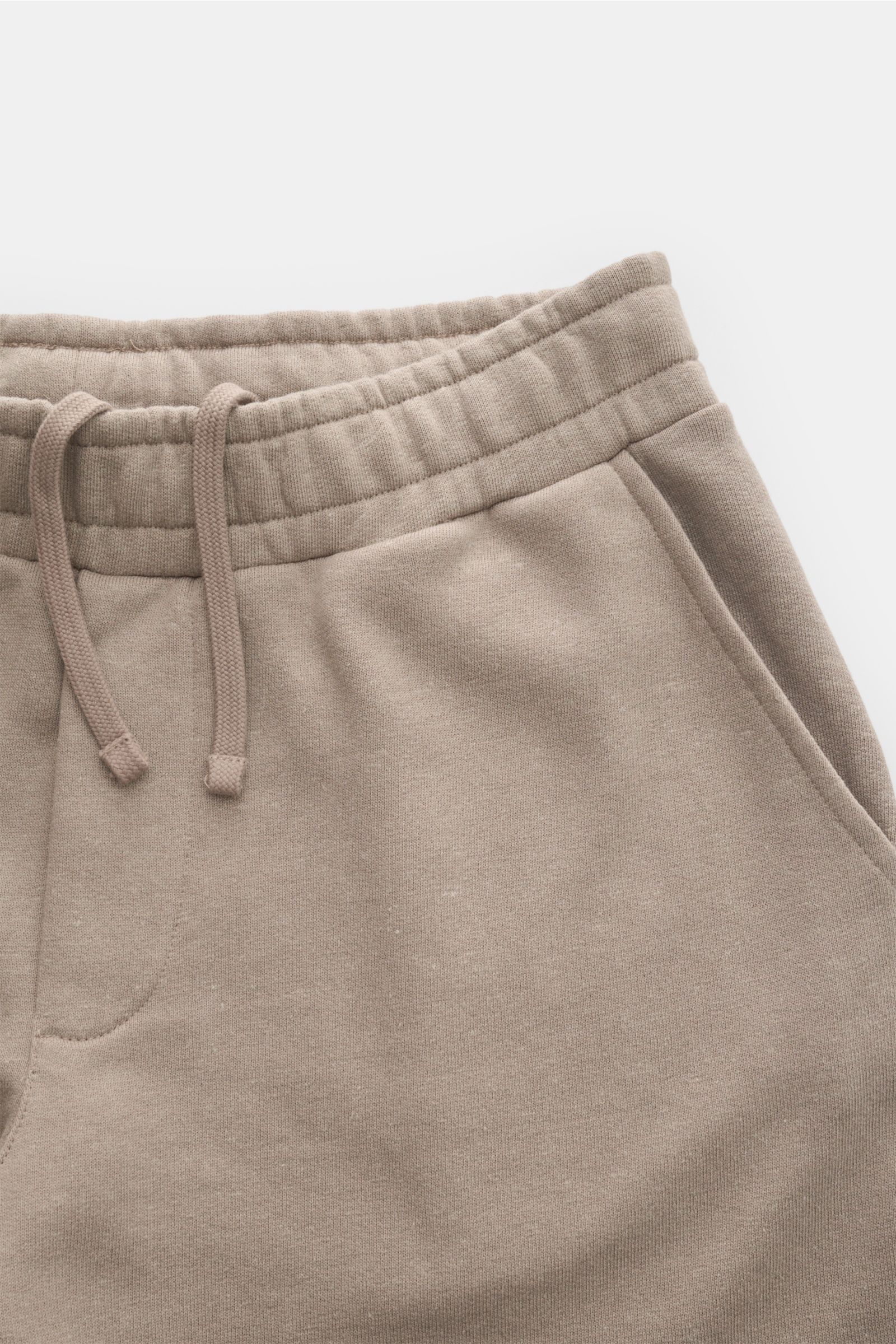 Nahaufnahme der 04651/ A trip in a bag Sweat-Shorts 'CL' taupe aus Bio-Baumwolle und Leinen, elastischer Bund mit Tunnelzug, französische Taschen, weicher Griff.