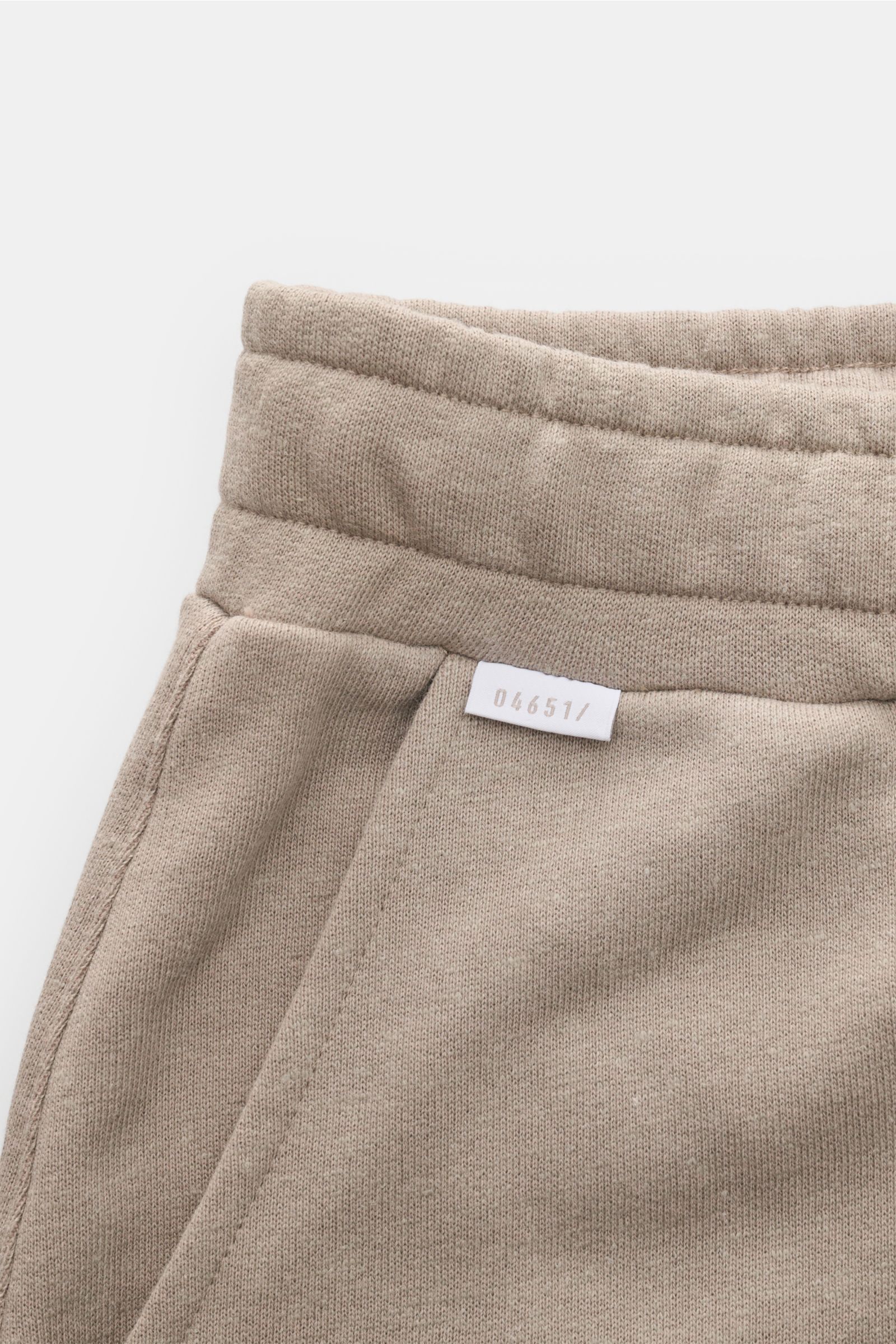 04651/ A trip in a bag Sweat-Shorts 'CL' taupe, Nahaufnahme seitlich oben, Bio-Baumwolle, Leinen, elastischer Bund, Tunnelzug, weicher Griff.