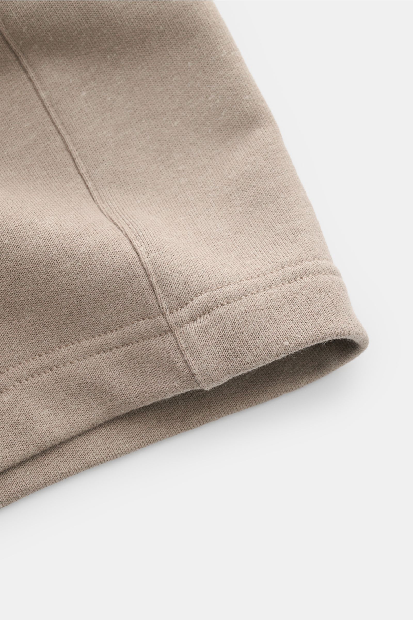 04651/ A trip in a bag Sweat-Shorts 'CL' taupe, Detailaufnahme Saum von Bio-Baumwolle und Leinen, weicher Griff, Regular Fit, elastischer Bund.