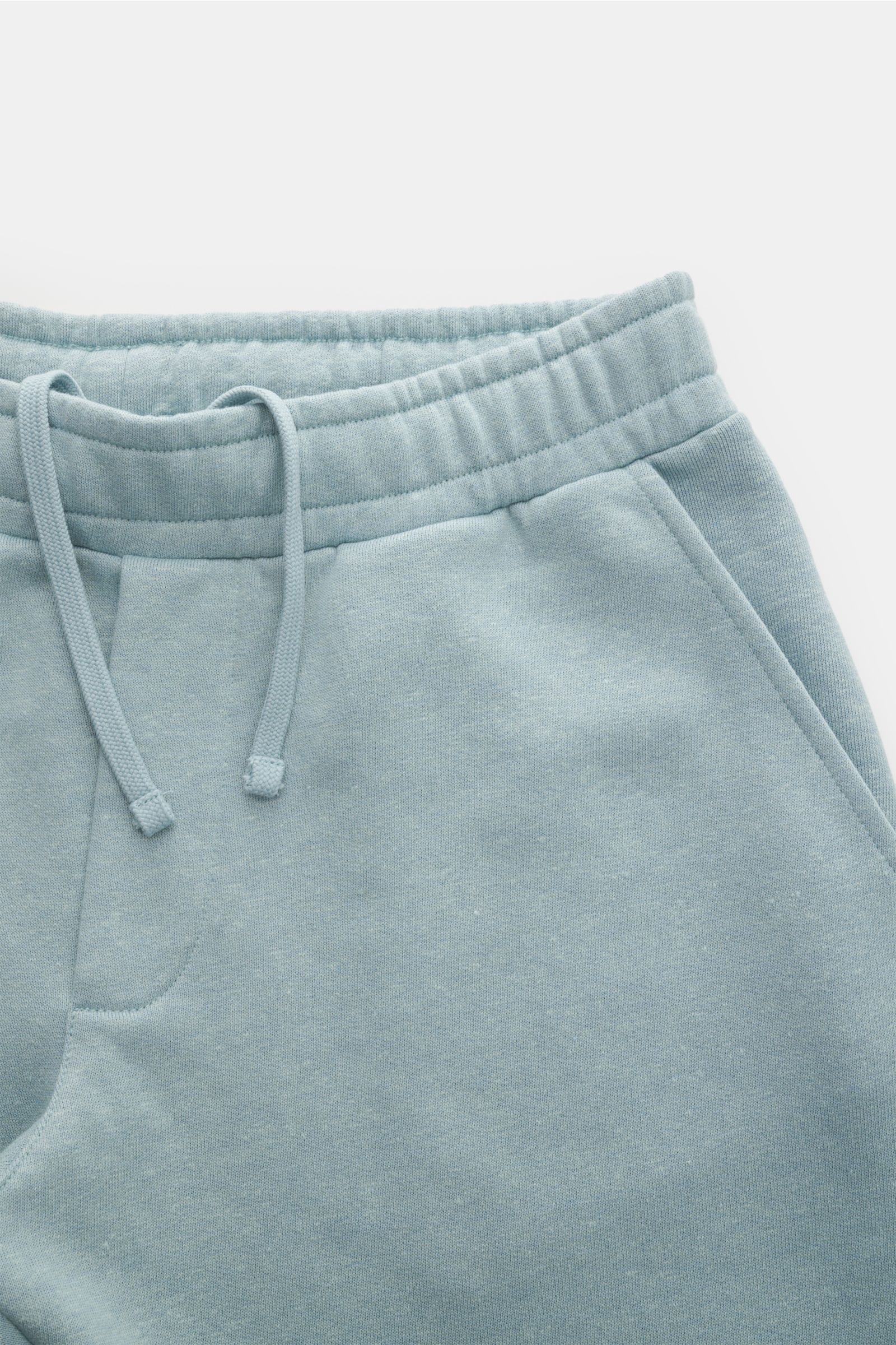 04651/ A trip in a bag Sweat-Shorts 'CL' rauchblau, Frontdetail mit elastischem Bund, Tunnelzug, angedeutetem Eingriff, französischen Taschen, aus Bio-Baumwolle und Leinen.