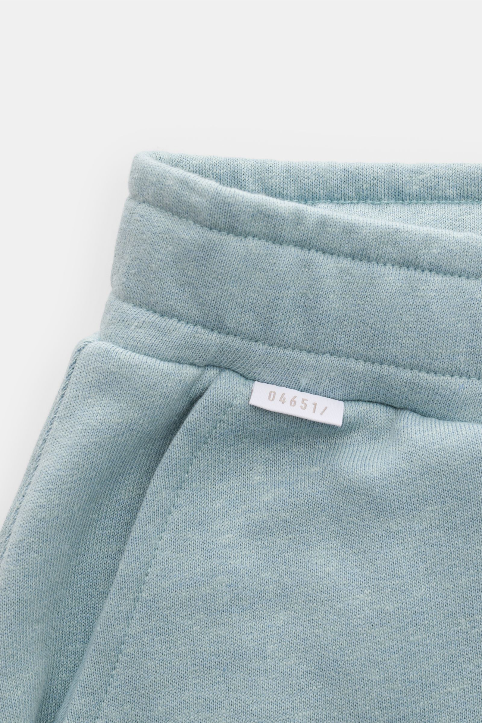 Nahaufnahme von 04651/ A trip in a bag Sweat-Shorts 'CL' rauchblau aus Bio-Baumwolle und Leinen mit elastischem Bund, Tunnelzug und Eingriffstasche.