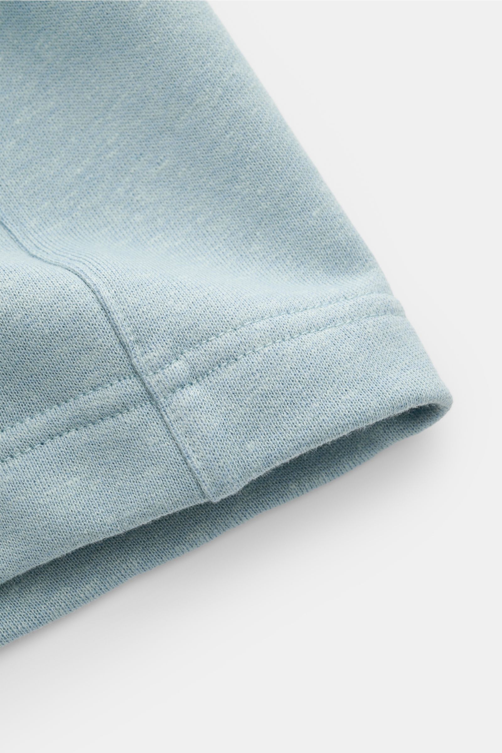 Leicht vergrößerte Nahaufnahme der saumkante der 04651/ A trip in a bag Sweat-Shorts 'CL' rauchblau aus Bio-Baumwolle und Leinen mit weichem Griff.