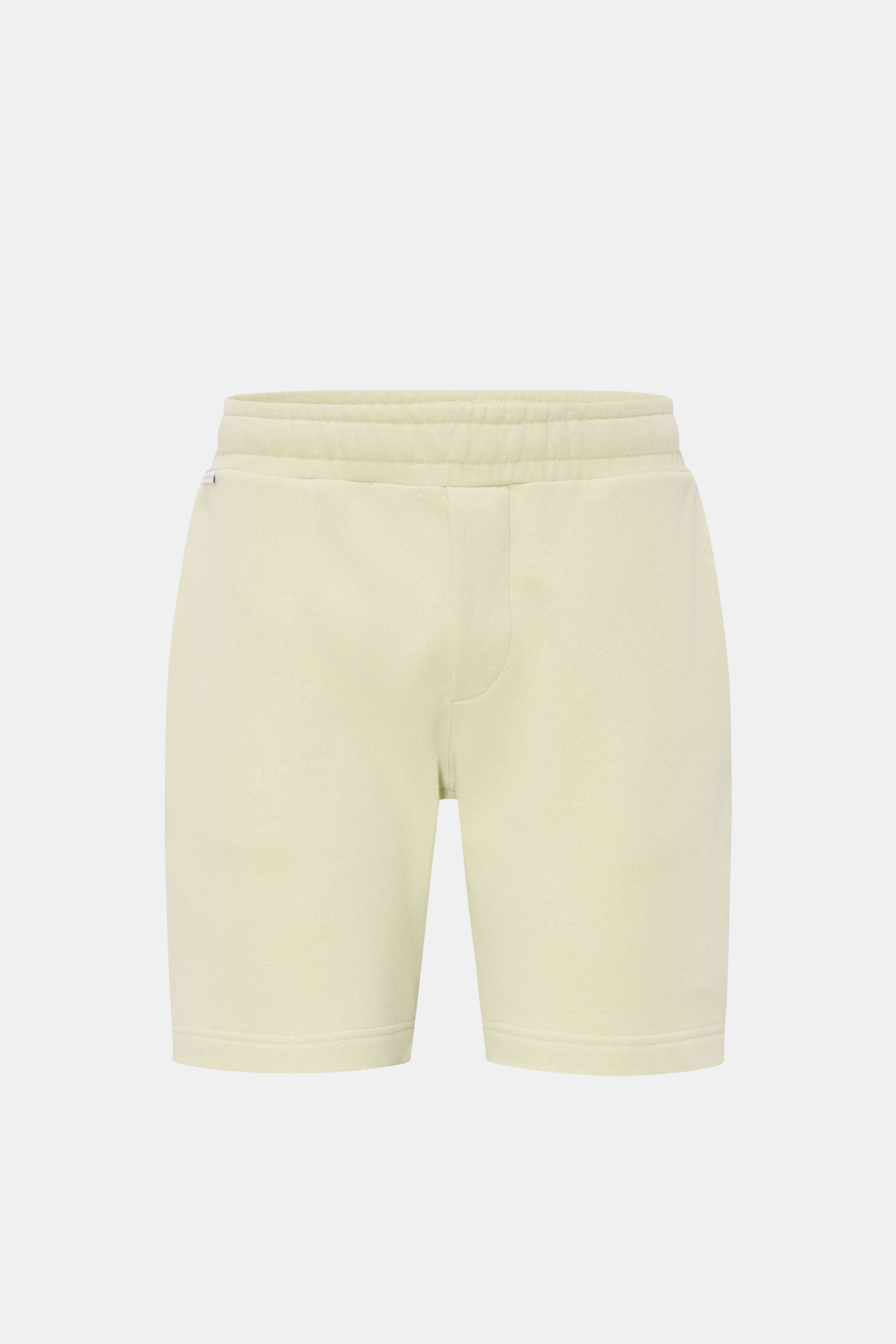 Frontale Nahaufnahme der pastellgrünen 04651/ A trip in a bag Sweat-Shorts 'CL' aus Bio-Baumwolle und Leinen mit elastischem Bund, Tunnelzug und Taschen.