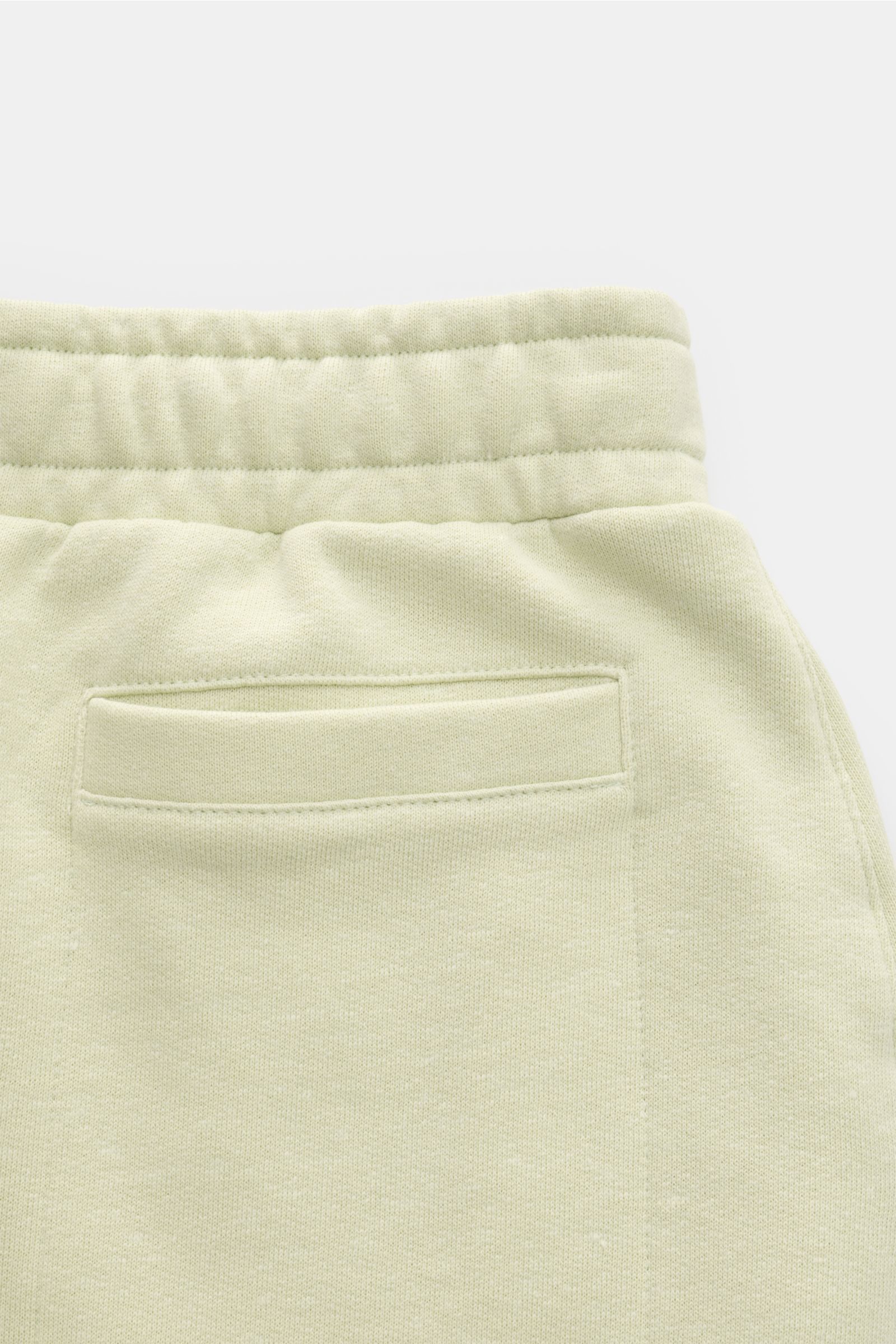 04651/ A trip in a bag Sweat-Shorts 'CL' pastellgrün, Detailrückansicht elastischer Bund, Leistentasche aus Bio-Baumwolle und Leinen.