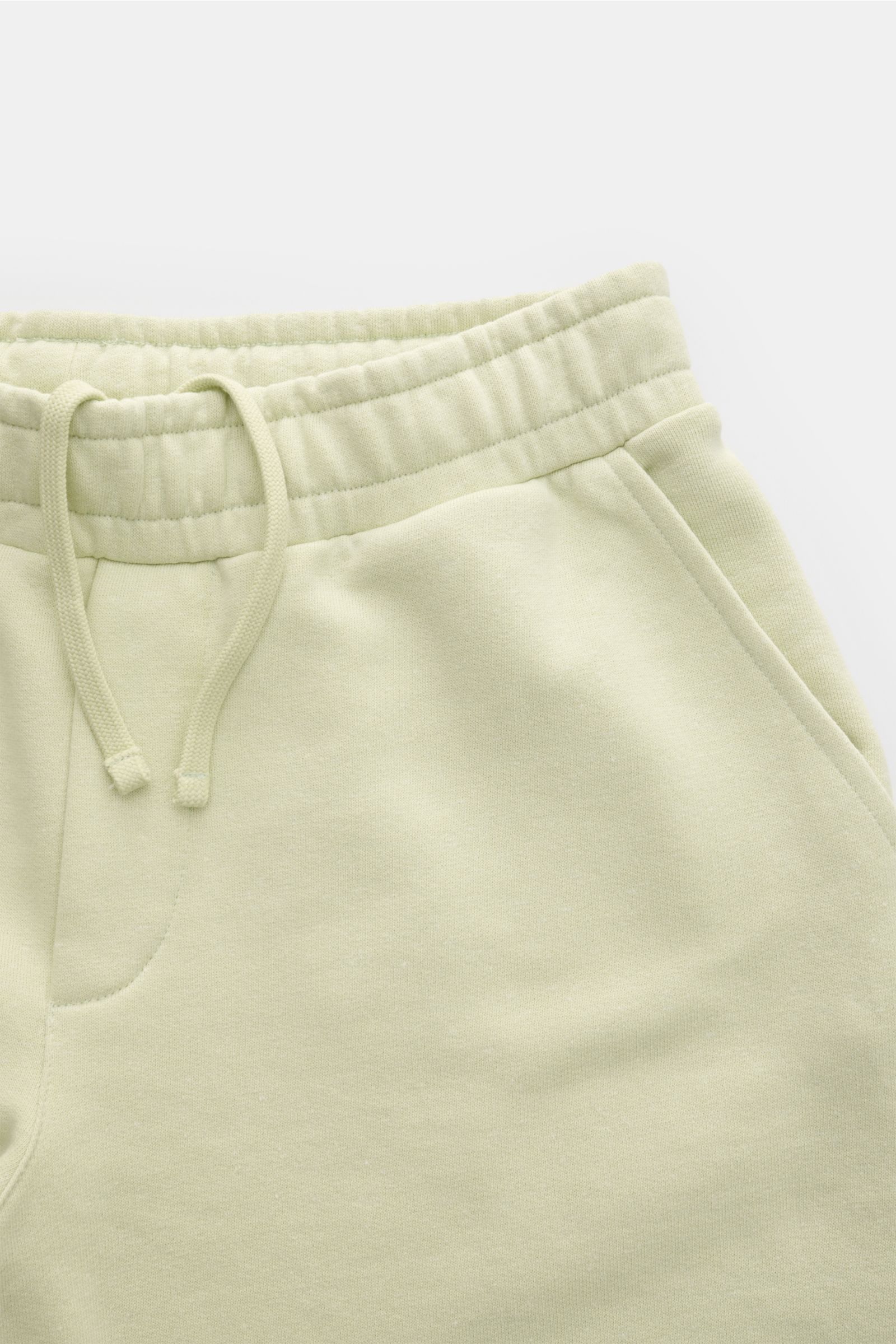 04651/ A trip in a bag Sweat-Shorts 'CL' pastellgrün aus Bio-Baumwolle und Leinen mit elastischem Bund, Tunnelzug, Taschen, weichem Griff, Nahaufnahme oben schräg.