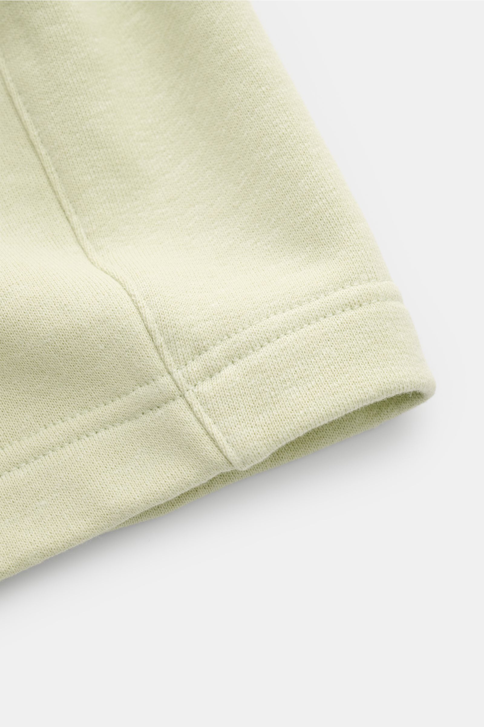 Nahaufnahme der pastellgrünen 04651/ A trip in a bag Sweat-Shorts 'CL' aus Bio-Baumwolle und Leinen mit weichem Griff, elastischem Bund und Tunnelzug.