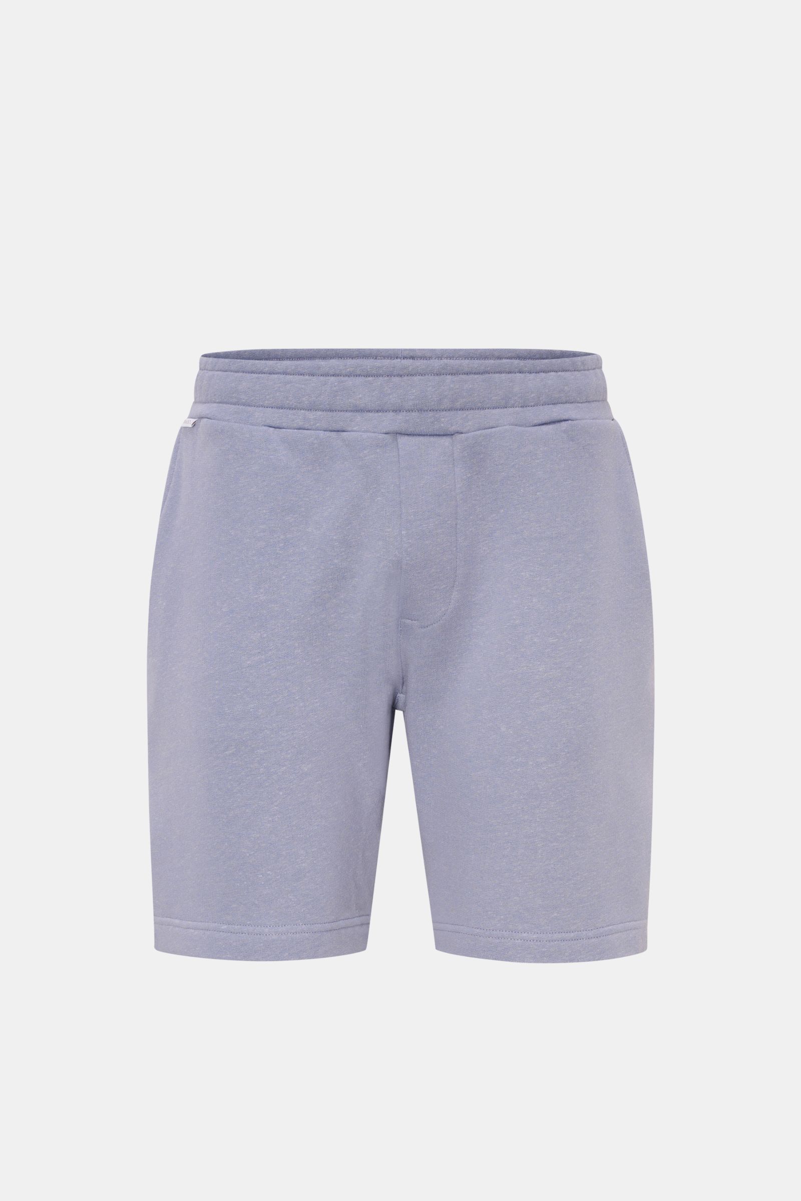 Frontansicht der 04651/ A trip in a bag Sweat-Shorts 'CL' lavender aus Bio-Baumwolle und Leinen mit elastischem Bund, Tunnelzug und Taschen.