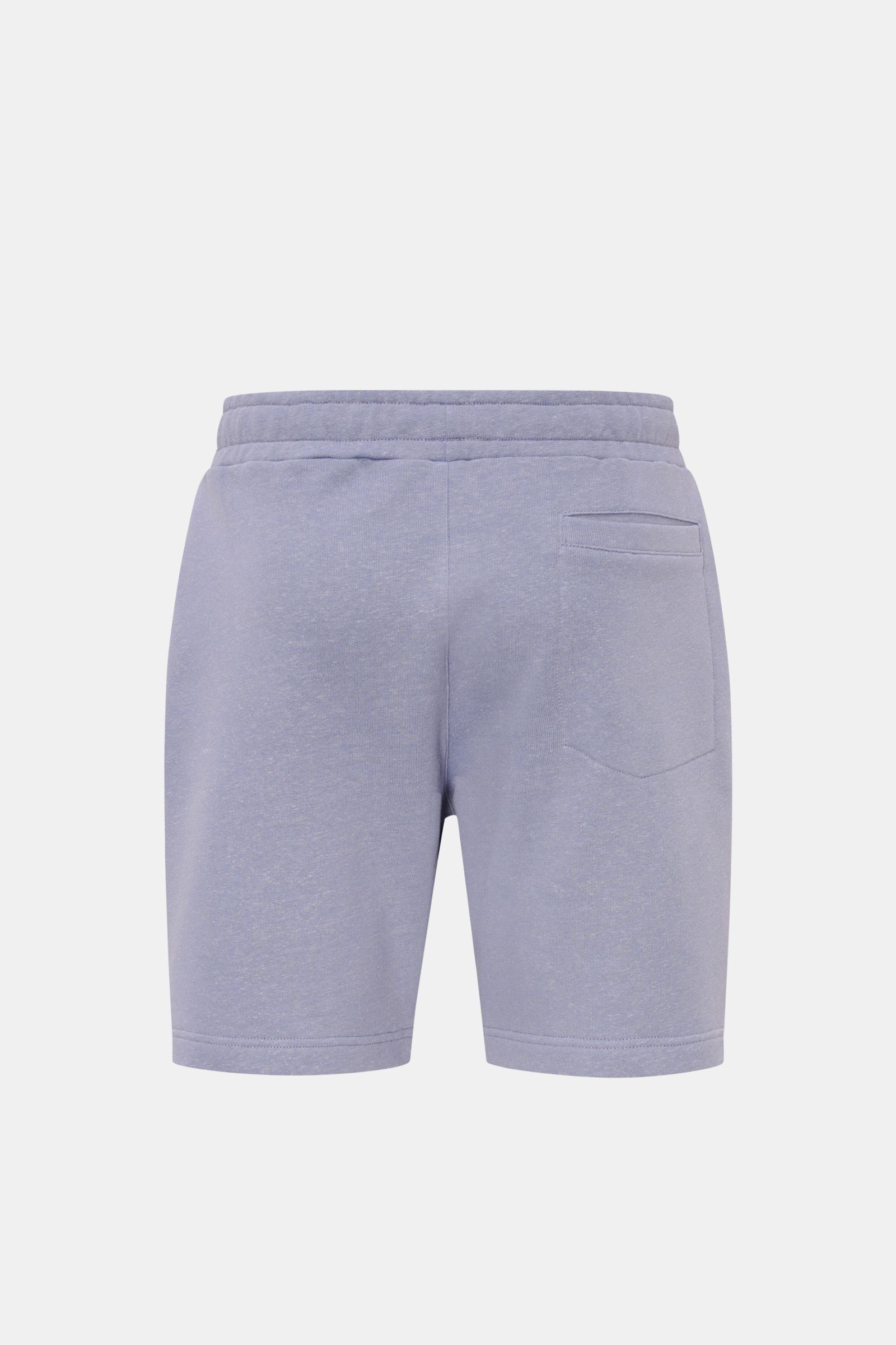 Rückansicht der 04651/ A trip in a bag Sweat-Shorts 'CL' lavender aus Bio-Baumwolle und Leinen mit elastischem Bund, Tunnelzug und Leistentasche.