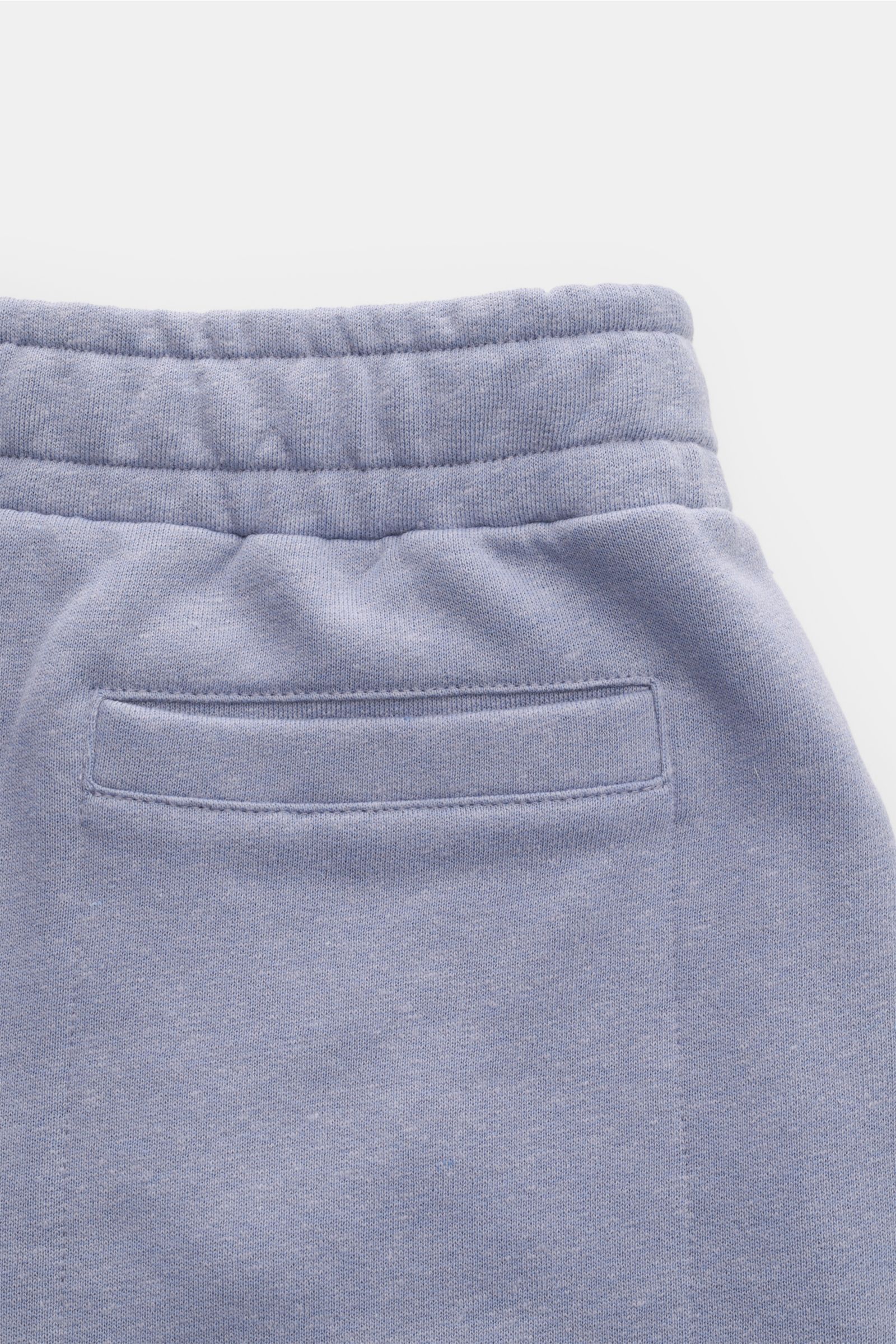 04651/ A trip in a bag Sweat-Shorts 'CL' lavender aus Bio-Baumwolle und Leinen, Detailansicht der Rückseite mit elastischem Bund und Leistentasche.