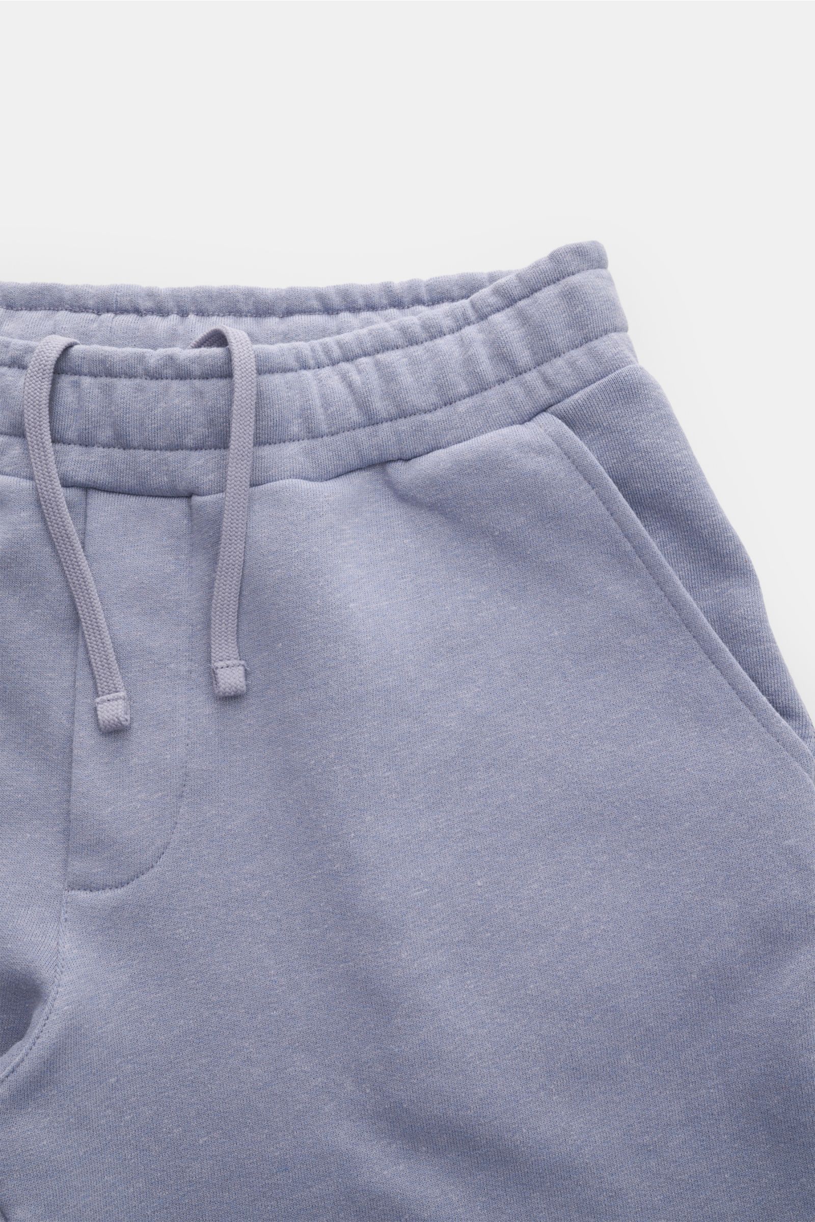 04651/ A trip in a bag Sweat-Shorts 'CL' lavender, Sweat aus Bio-Baumwolle und Leinen, elastischer Bund mit Tunnelzug, seitliche Taschen, Detailansicht von oben.