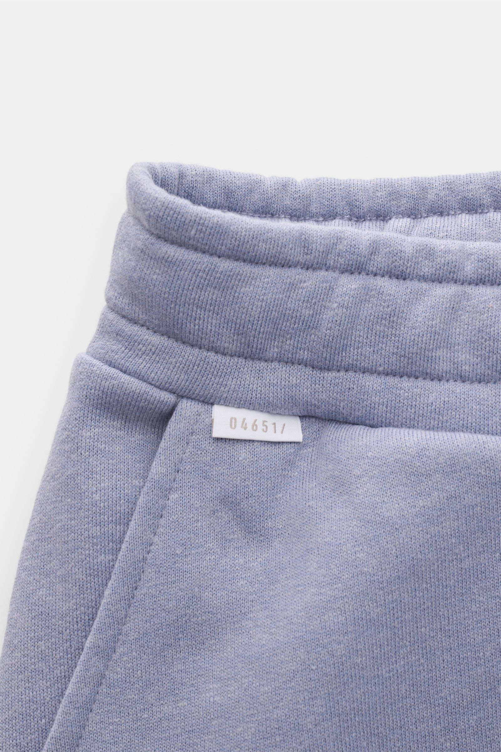 04651/ A trip in a bag Sweat-Shorts 'CL' lavender, Detailaufnahme von elastischem Bund mit Tunnelzug aus weichem Bio-Baumwoll-Leinen-Sweat.
