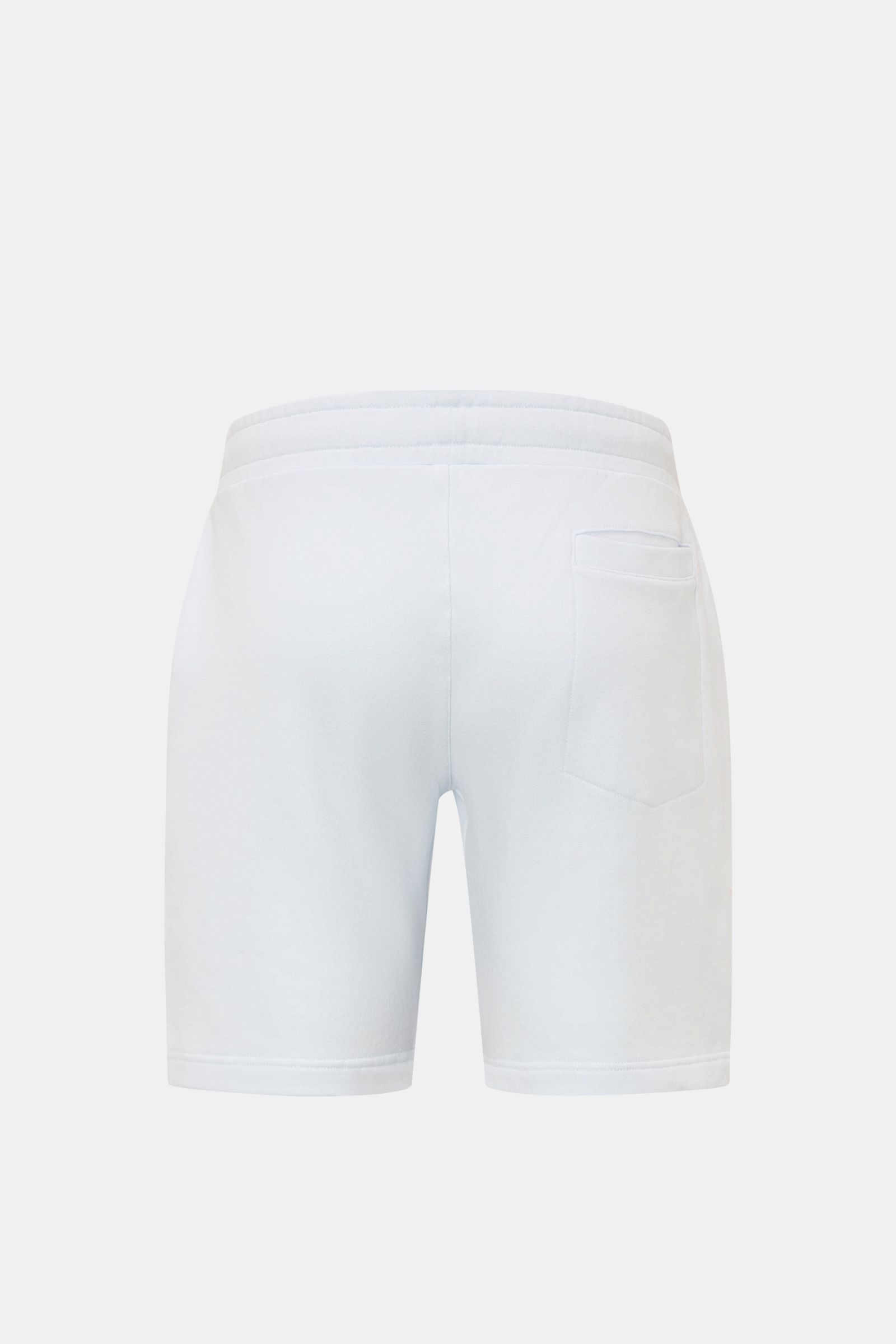 Rückansicht der pastellblauen 04651/ A trip in a bag Sweat-Shorts 'CL' aus Bio-Baumwolle und Leinen mit elastischem Bund, Tunnelzug und Taschen.