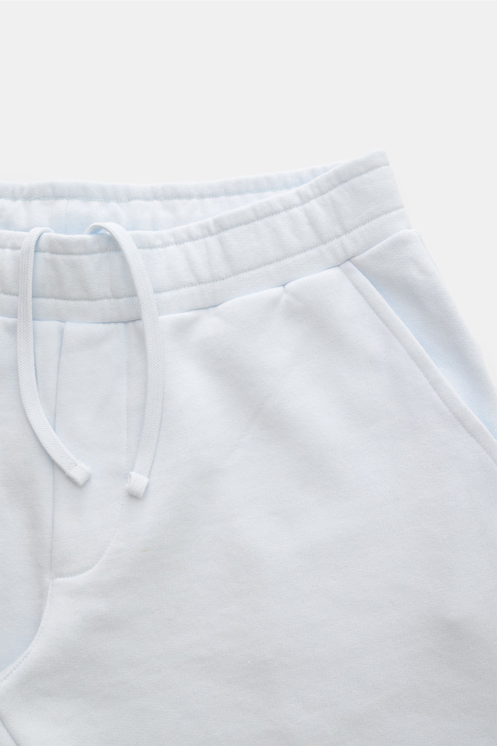 04651/ A trip in a bag Sweat-Shorts 'CL' pastellblau, Front nah, elastischer Bund mit Tunnelzug, weicher Griff, Regular Fit, französische Taschen.
