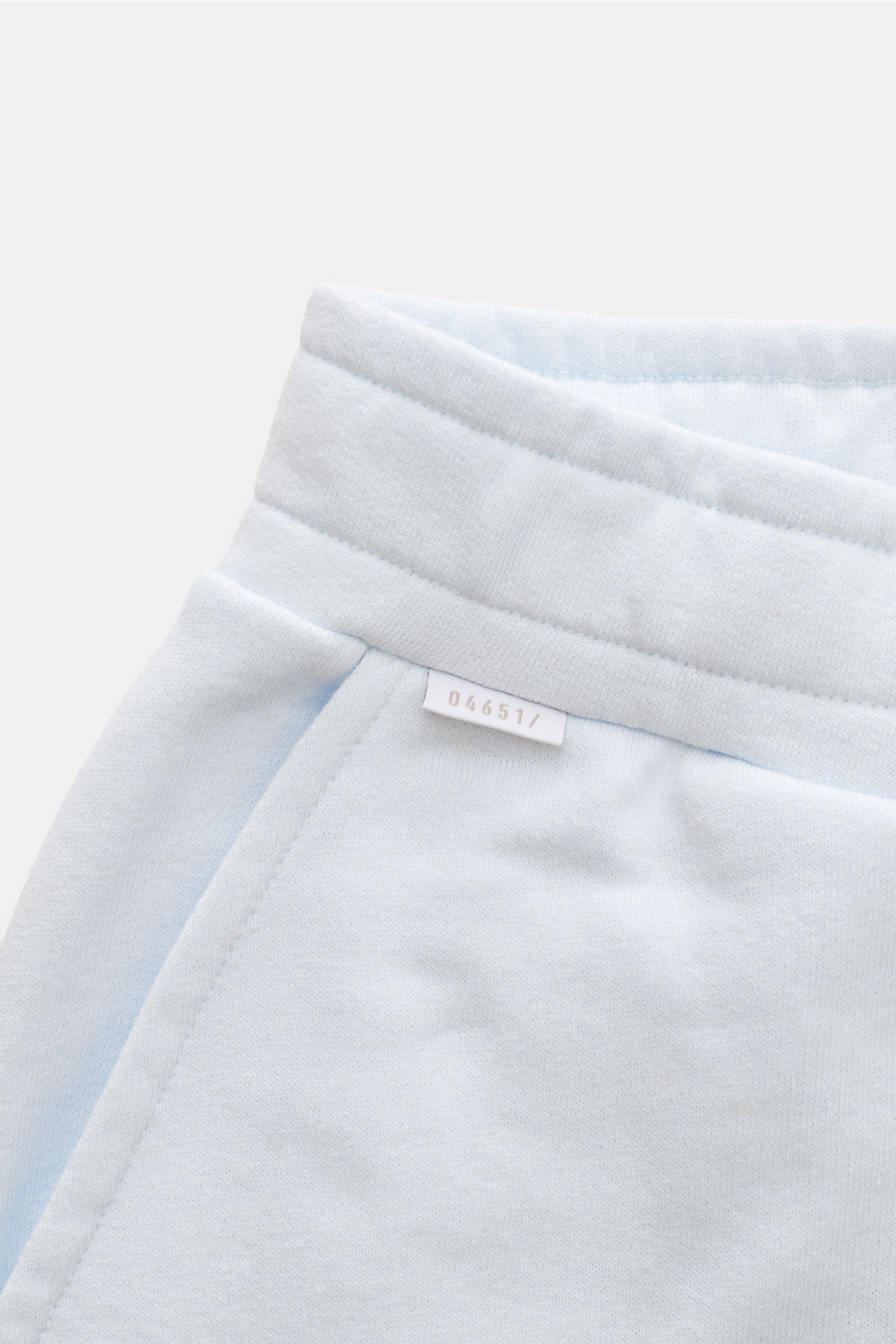 04651/ A trip in a bag Sweat-Shorts 'CL' pastellblau aus Bio-Baumwolle und Leinen, weicher Griff, elastischer Bund mit Tunnelzug, Nahaufnahme von der Seite.