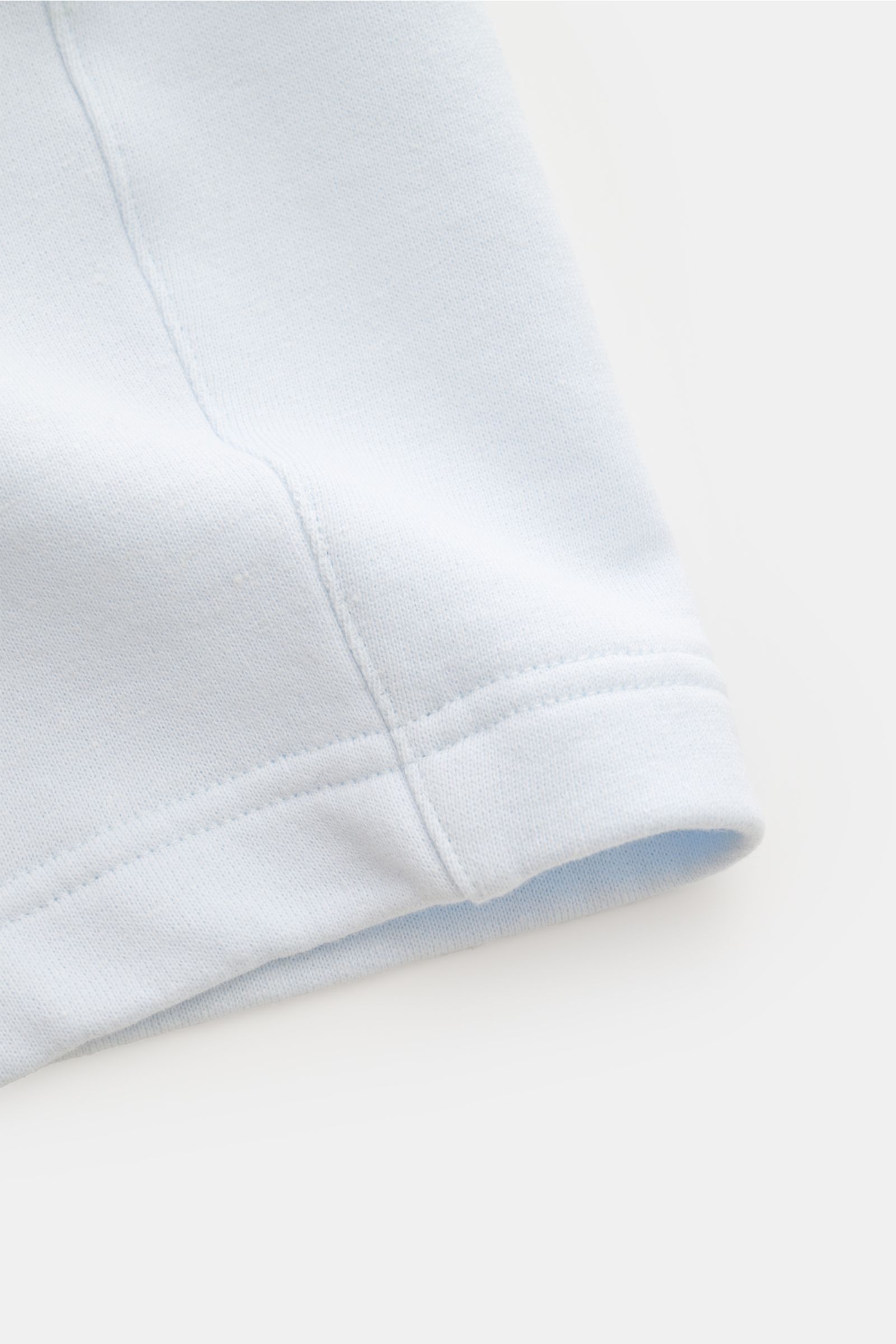 Nahaufnahme der pastellblauen 04651/ A trip in a bag Sweat-Shorts 'CL' aus Bio-Baumwolle und Leinen mit weichem Griff, sichtbare Saumnaht.