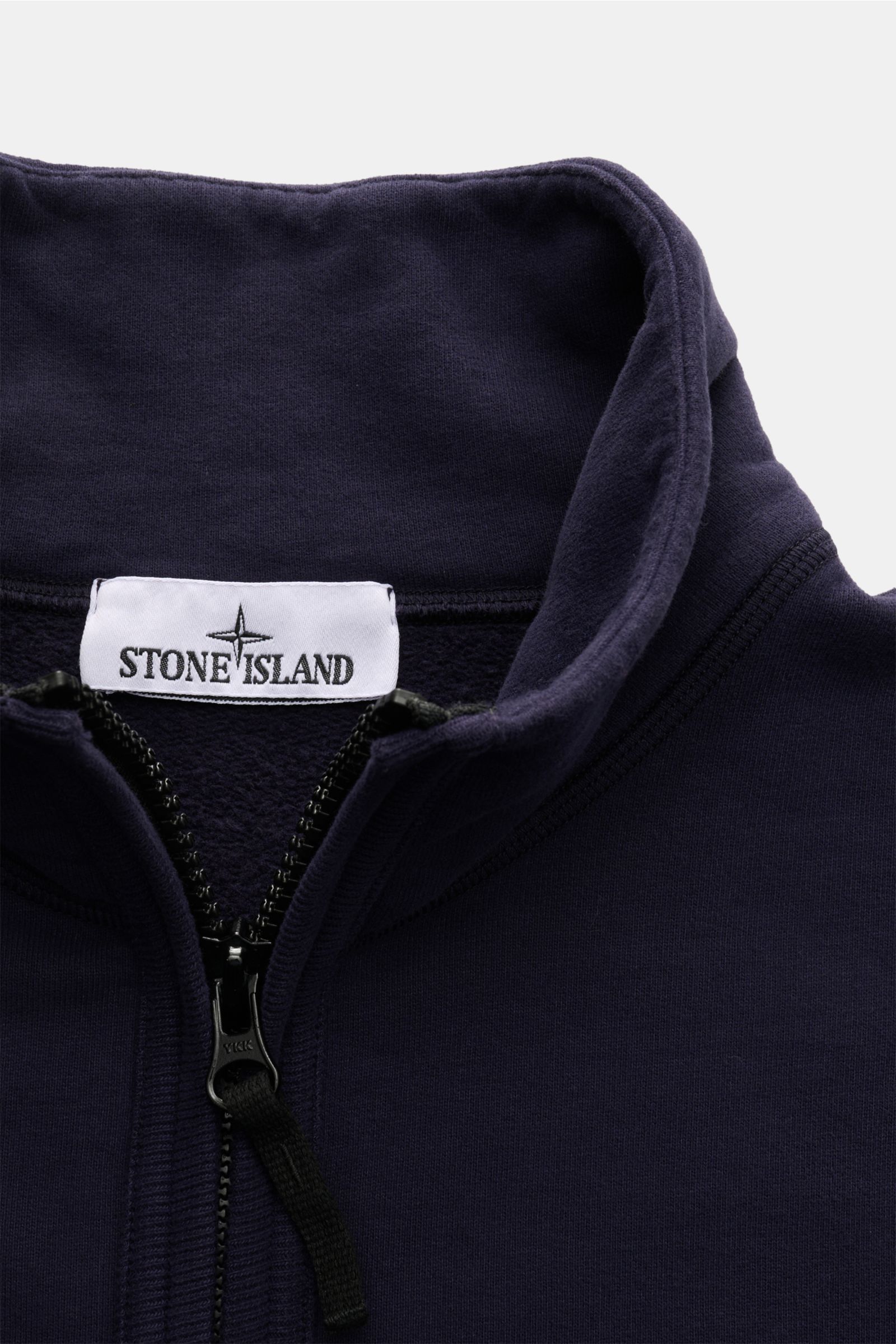 Nahaufnahme von Stone Island Sweat-Troyer 'Marina' navy mit hochschließendem Troyer-Kragen, Zipper und feinem Stitching, Sicht von oben.