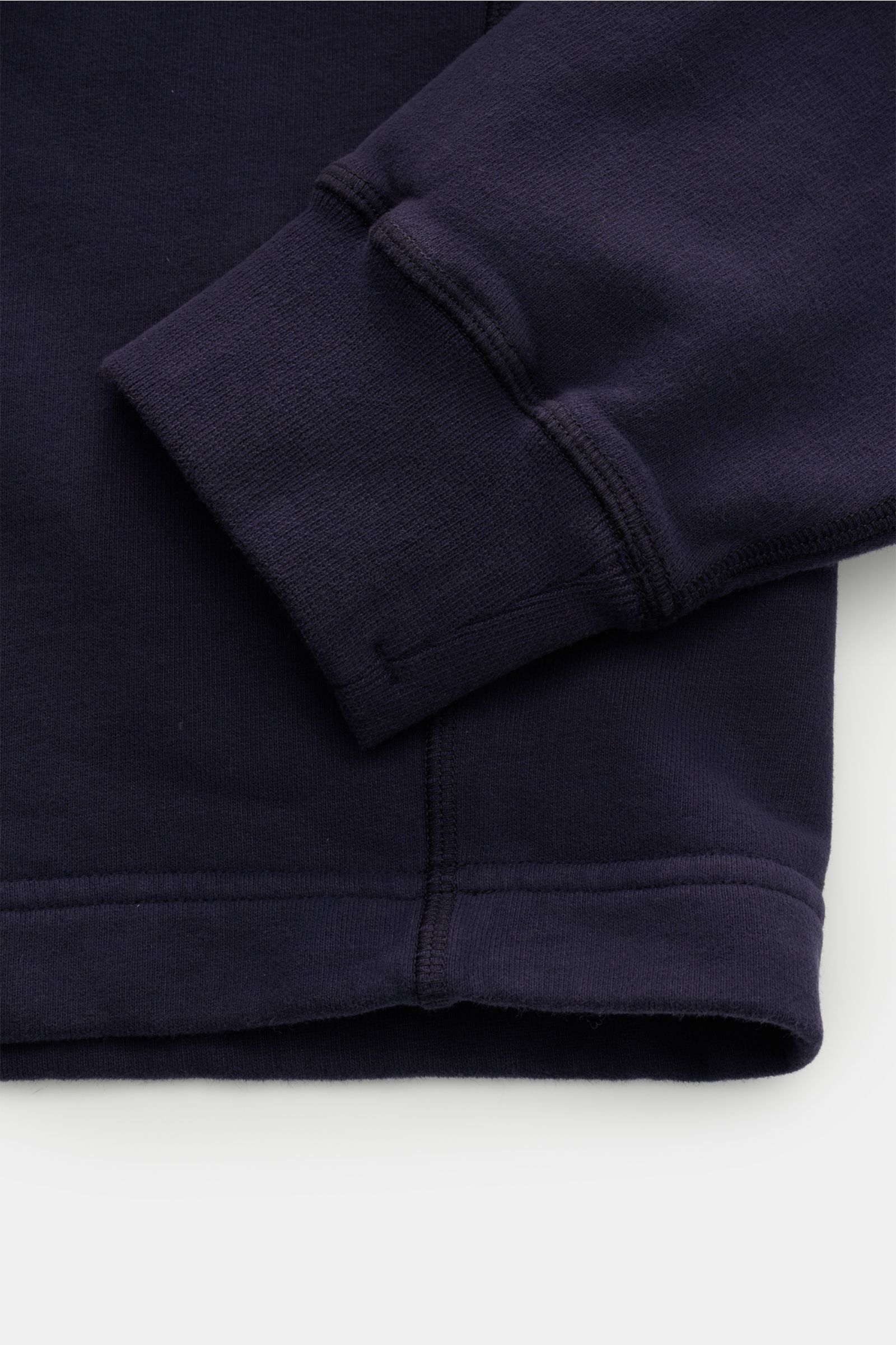 Stone Island Sweat-Troyer 'Marina' navy, Detailaufnahme von Ärmel und Bund aus reiner Baumwolle mit softem Griff und elastischen Bündchen.