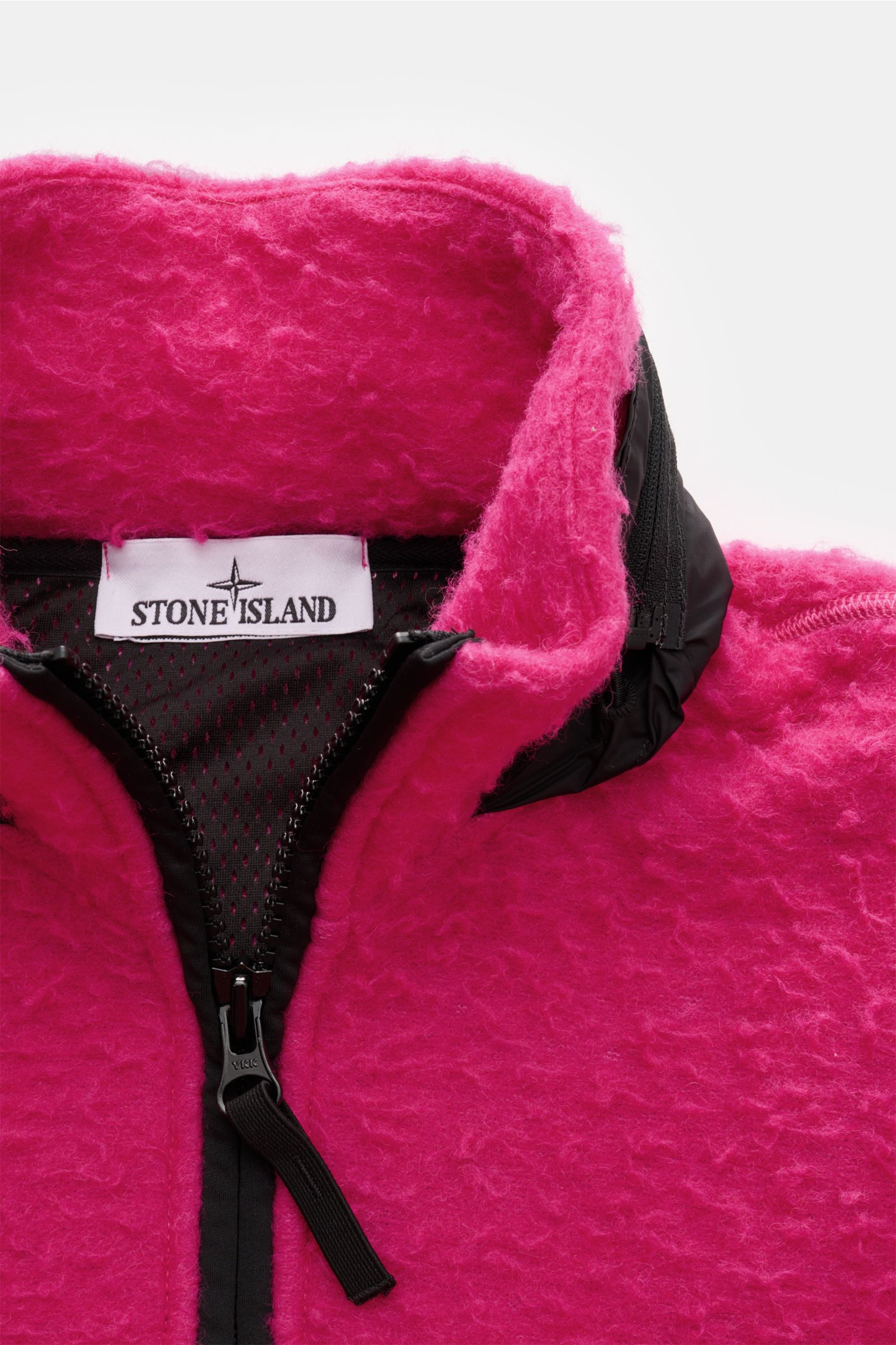 Close-up front view of Stone Island Troyer 'Marina' magenta, a wool-mix vintage-look fleece with a deep zipper collar and black trim.

Extraordinär durch den Herbst: Dieser lässige Troyer aus Woll-Mix in Vintage-Optik von STONE ISLAND mit tiefem Zipper