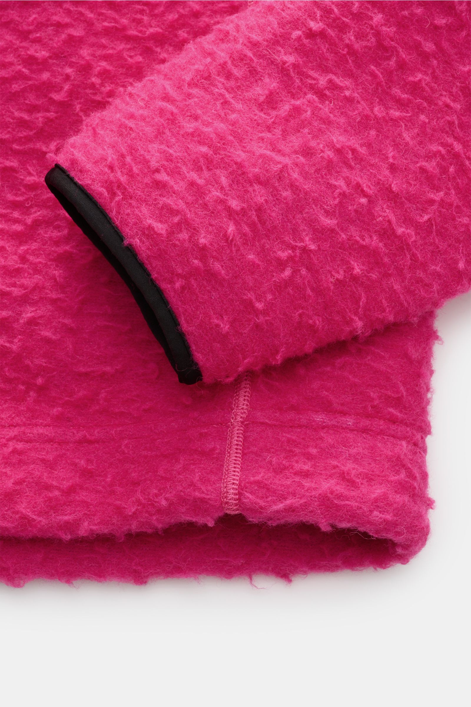 Close-up of the sleeve and hem of the Stone Island Troyer 'Marina' magenta, showing its textured wool-mix fabric with black piping detail.

Description: Extraordinär durch den Herbst: Dieser lässige Troyer aus Woll-Mix in Vintage-Optik von STONE ISLAND
