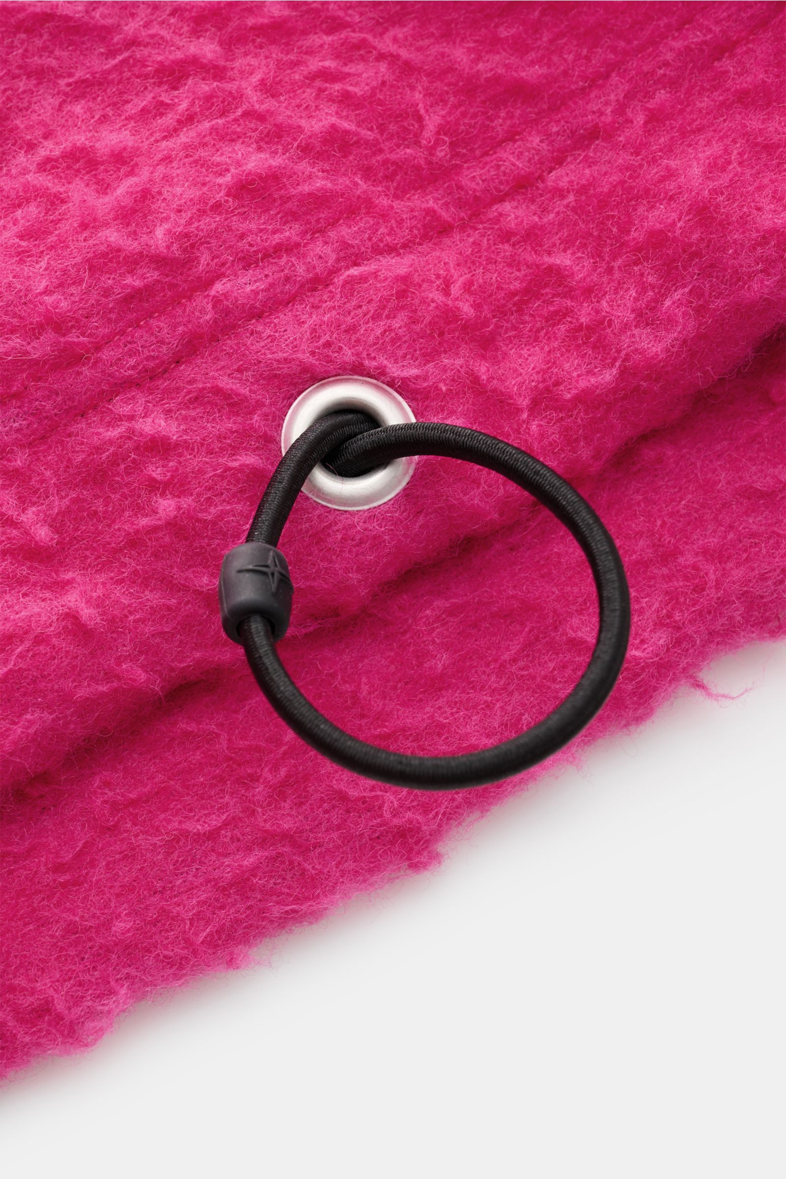 Close-up front view of the Stone Island Troyer 'Marina' magenta showing wool-mix fabric, black drawstring with logo bead, and metal eyelet.

Extraordinär durch den Herbst: Dieser lässige Troyer aus Woll-Mix in Vintage-Optik von STONE ISLAND mit tiefem 