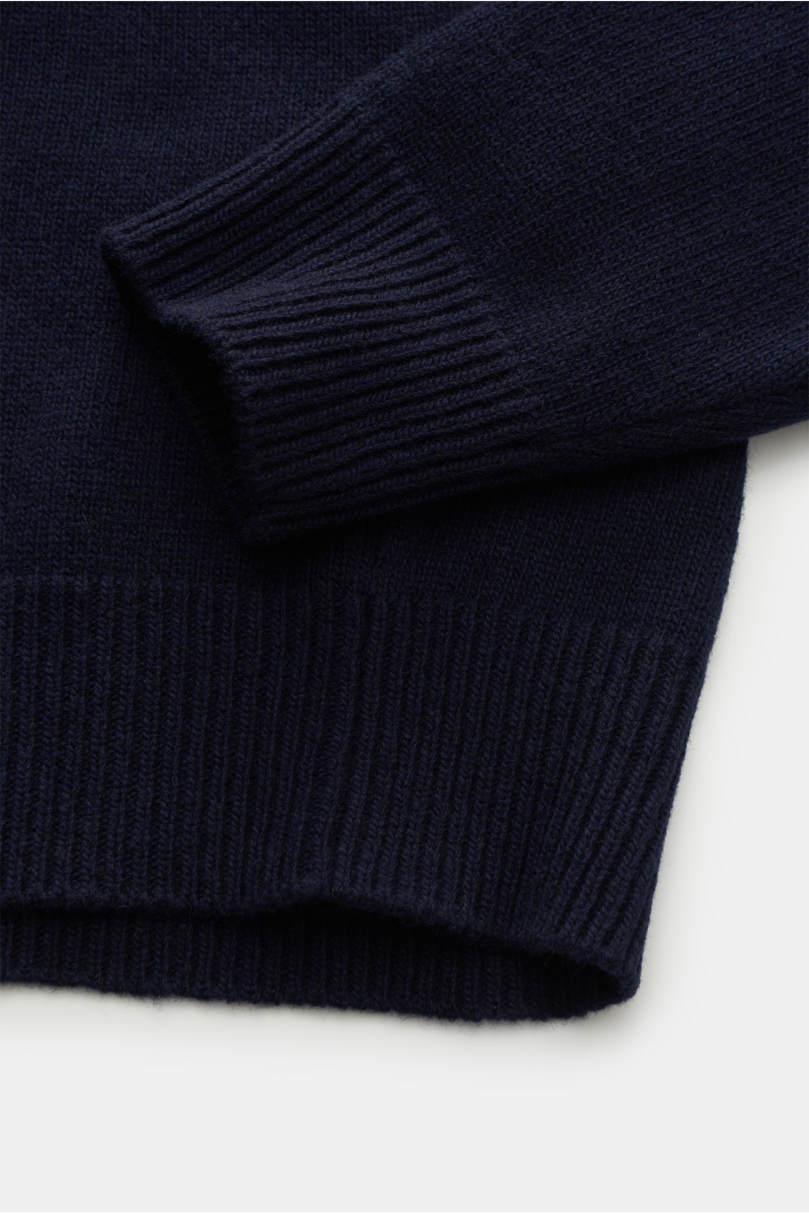 Nahaufnahme des Stone Island Troyer 'Lambswool' navy von unten mit elastischen Rippbündchen, weichem Wollmix und mittelfeinem Strickbild.