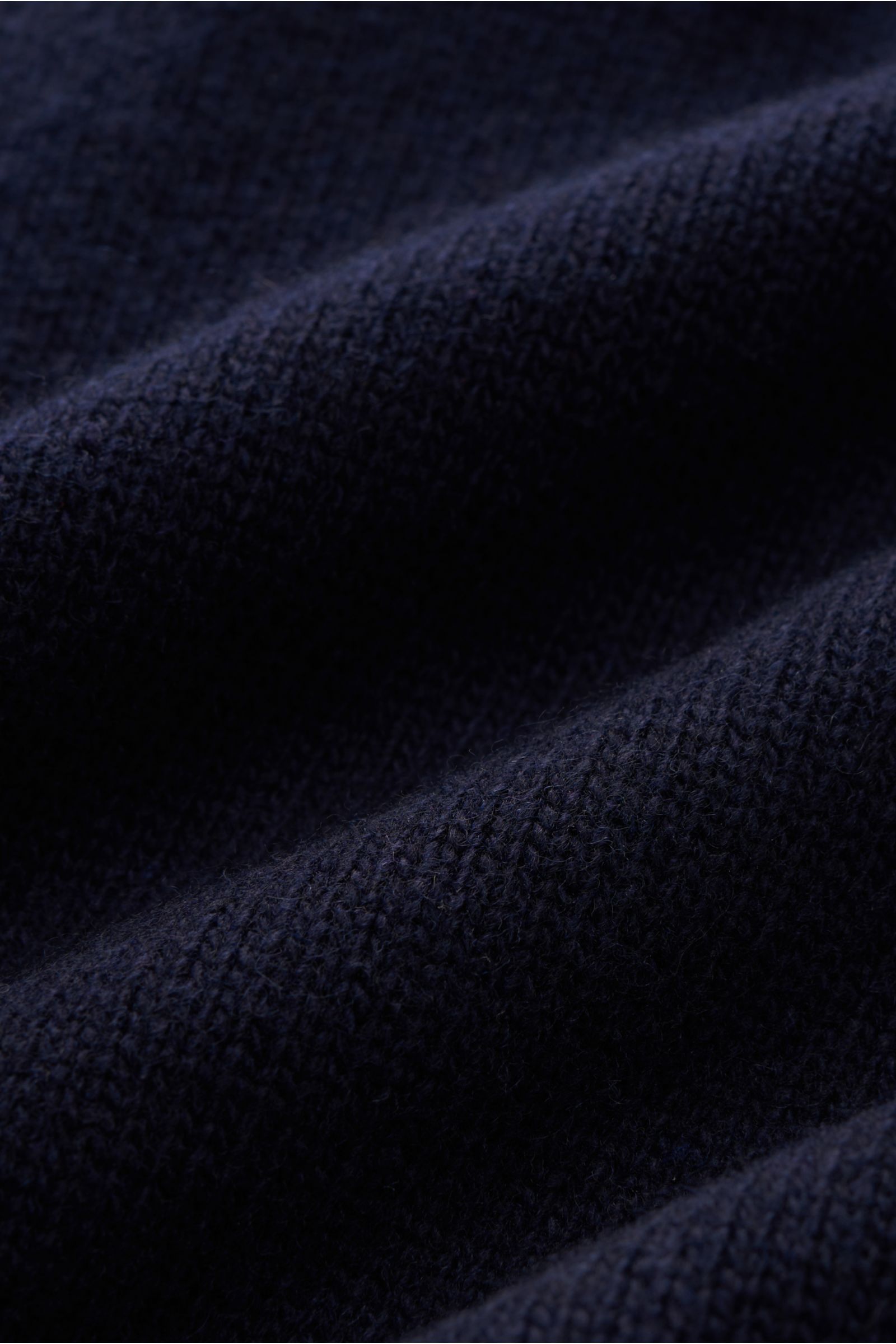 Nahaufnahme des Strickstoffs vom Stone Island Troyer 'Lambswool' navy, wärmender Wollmix mit mittelfeinem Strickbild, weicher Griff.