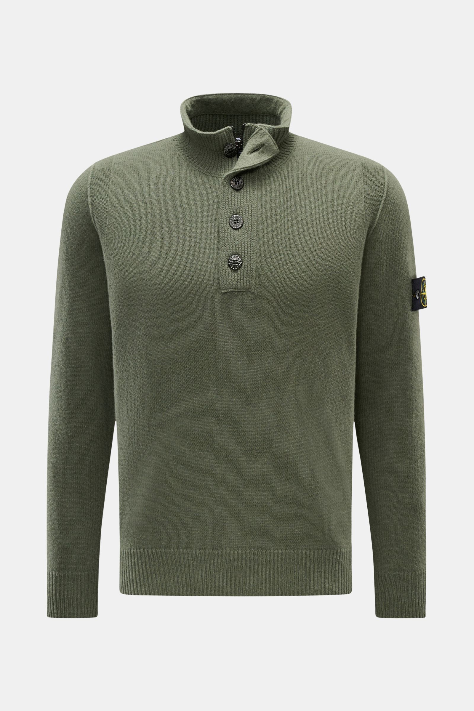 Stone Island Troyer 'Lambswool' oliv, frontale Nahaufnahme, Slim Fit Wollmix mit Troyer-Kragen, Zipper, Knöpfen, Kompass-Badge und elastischen Bündchen.