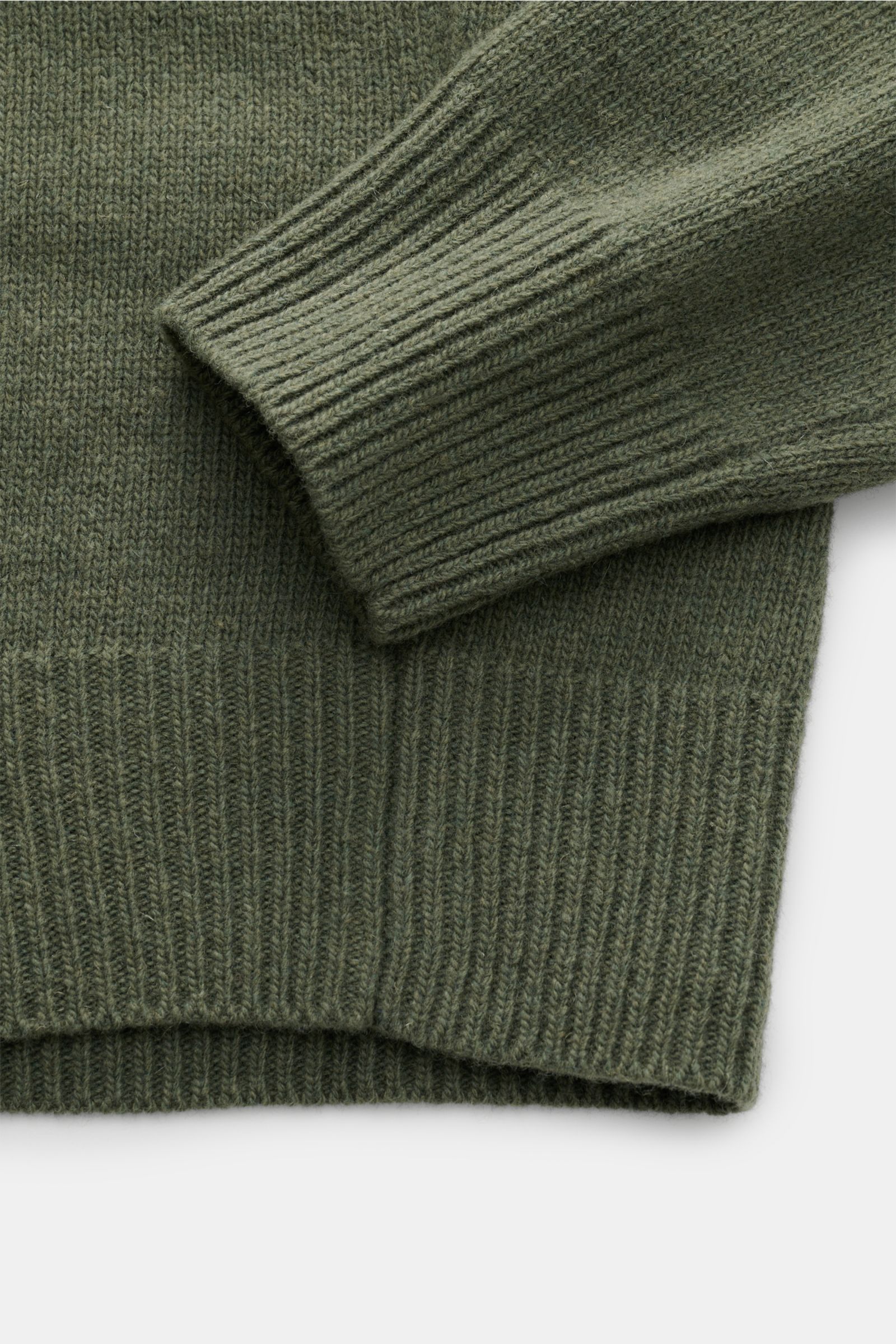 Stone Island Troyer 'Lambswool' oliv, Detailaufnahme von Ärmel und Saum, weicher Wollmix mit feinem Strick und elastischen Rippbündchen.