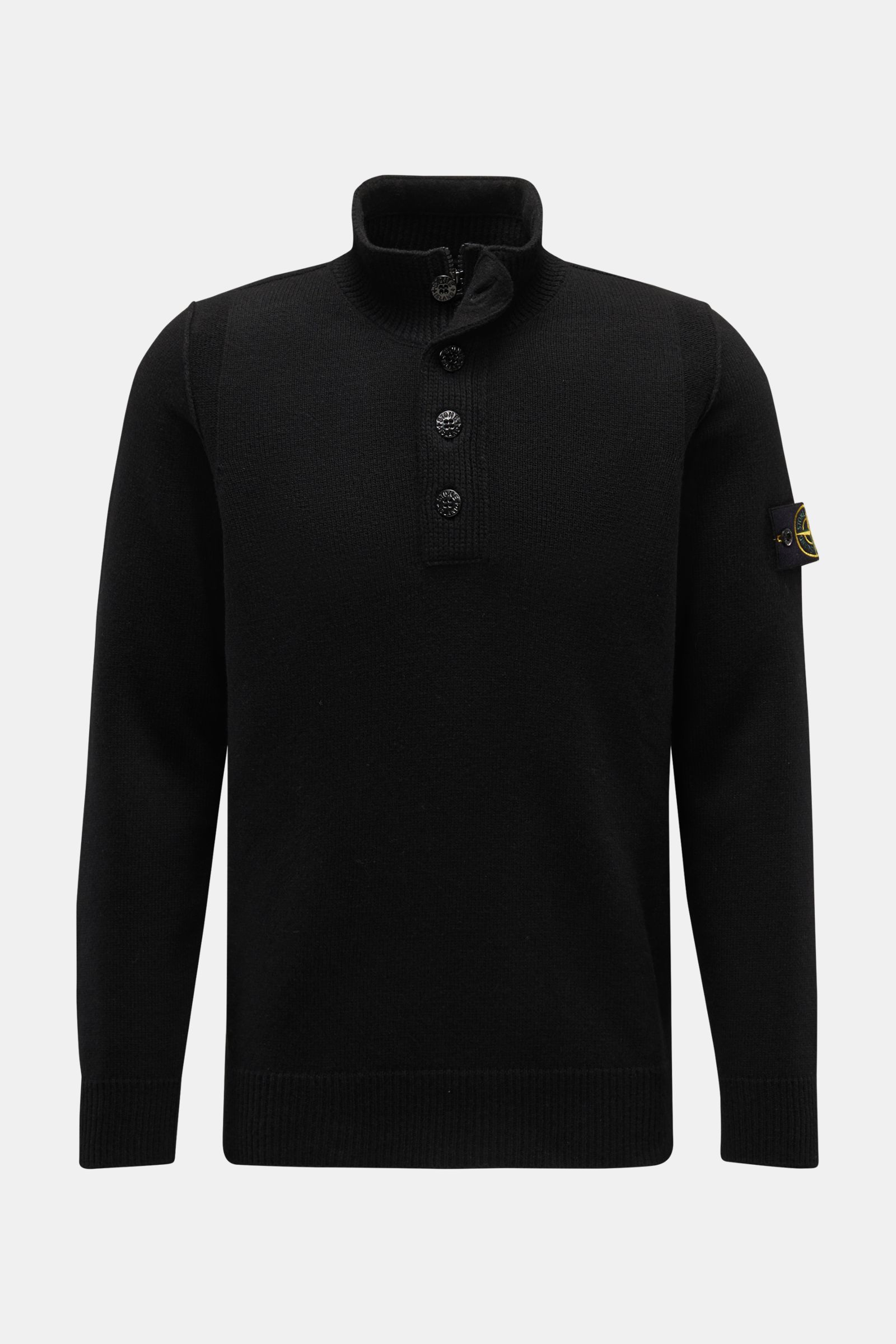 Stone Island Troyer 'Lambswool' schwarz, frontal fotografiert, Slim Fit aus wärmendem Wollmix mit Zipper, Knöpfen, Kompass-Badge, elastischen Rippbündchen.