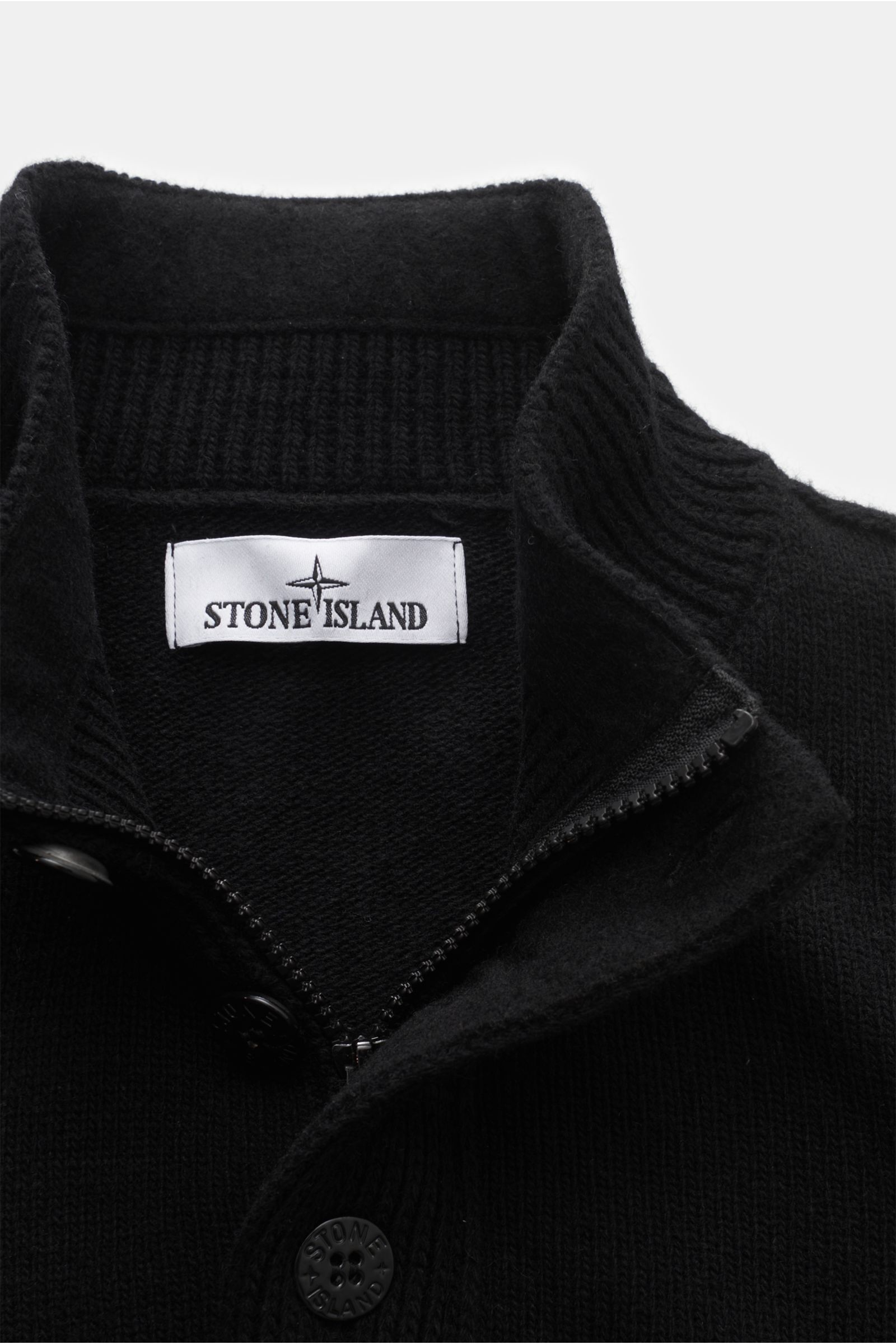 Stone Island Troyer 'Lambswool' schwarz, Nahaufnahme von oben, Wollmix mit Zipper, Knöpfen am Kragen, weichem Griff, Slim Fit und Kompass-Badge.
