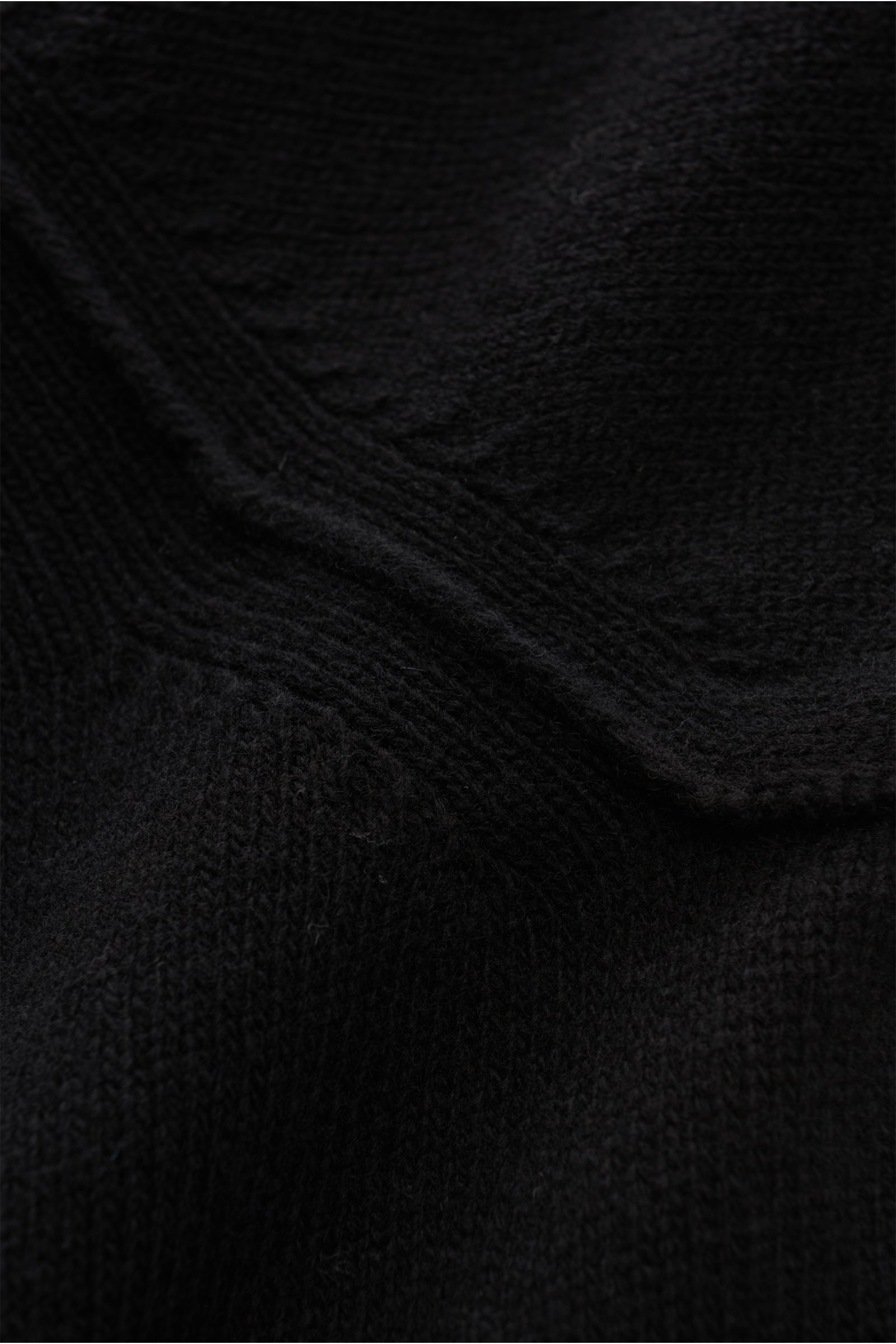 Stone Island Troyer 'Lambswool' schwarz, Detailfoto von oben, mittelfeiner Wollmix-Strick, Troyer-Kragen mit Zipper und Knöpfen.