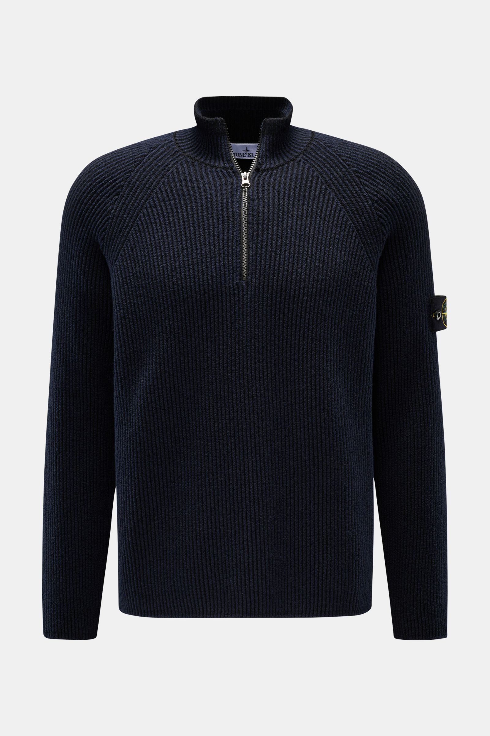 Stone Island Troyer 'Vanise' navy, frontal fotografiert, Mix aus Wolle, Baumwolle, Microfaser, Patentstrick, mittelfeines Strickbild, Regular Fit, Stehkragen mit Zipper, Raglanärmel, Kompass-Badge am Ärmel, leicht griffige Haptik.