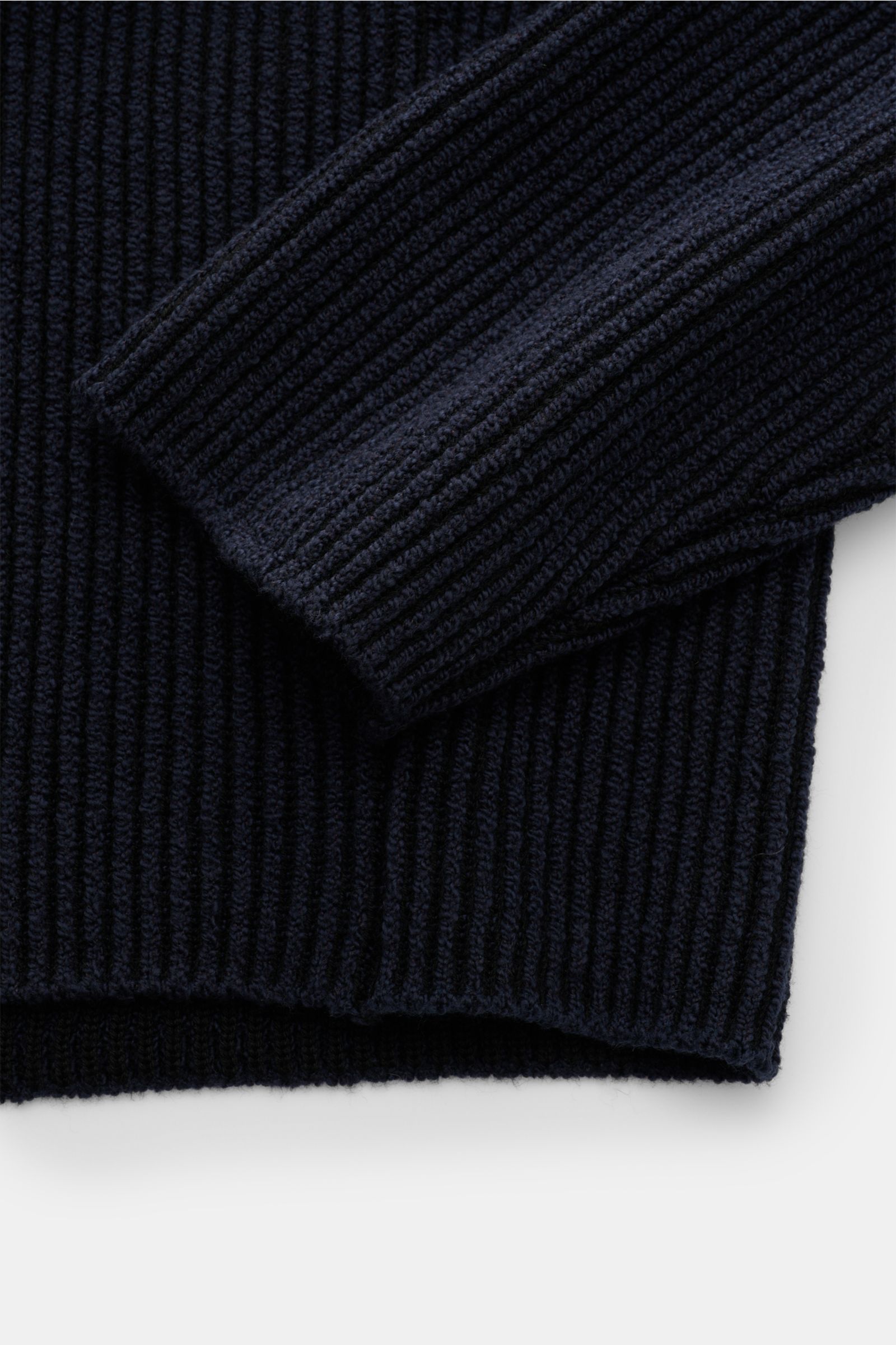 Stone Island Troyer 'Vanise' navy, Detailaufnahme von Ärmel und Bund, mittelfeines Patentstrickbild, Mix aus Wolle, Baumwolle, Microfaser, Regular Fit, Stehkragen, Raglanärmel, Kompass-Badge.