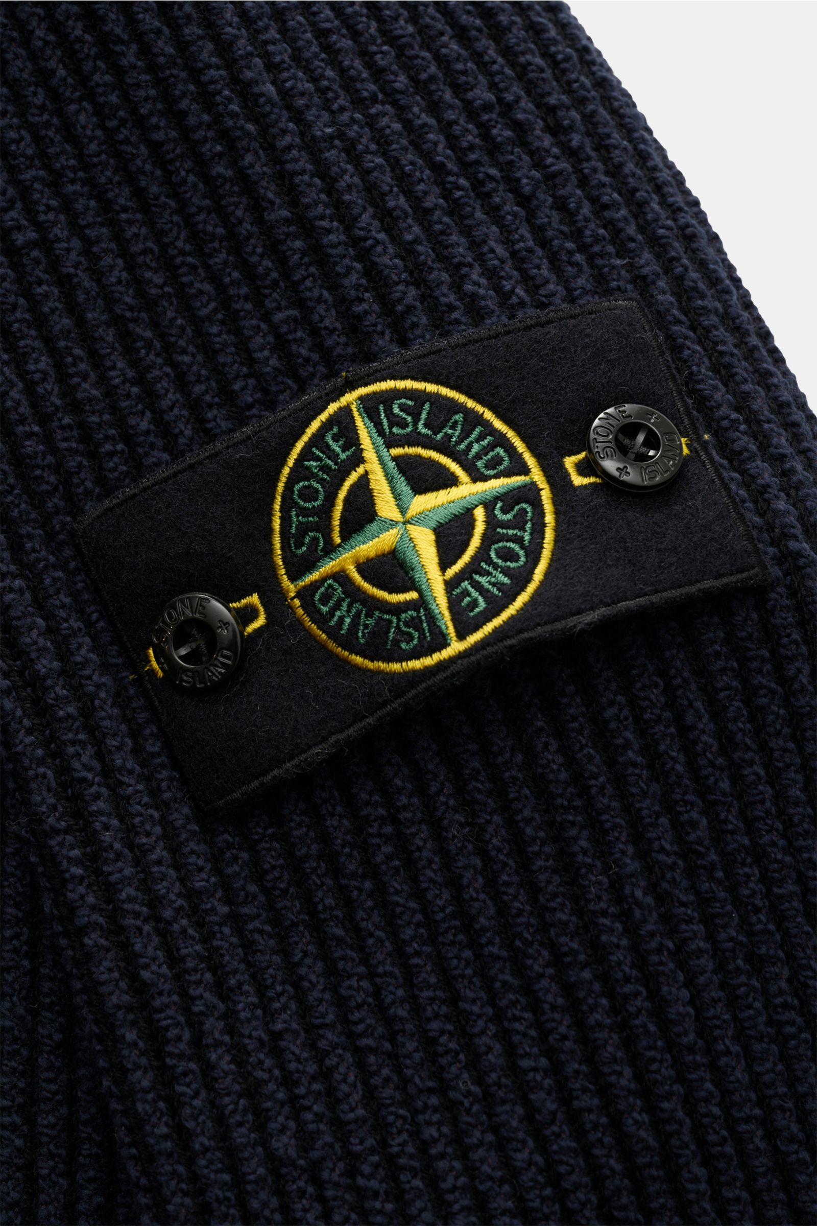 Stone Island Troyer 'Vanise' navy Detailaufnahme des Kompass-Badges auf Patentstrick mit mittelfeinem Strickbild, Regular Fit, Stehkragen, Raglanärmel, Mix aus Wolle, Baumwolle und Microfaser, leicht griffige Haptik.