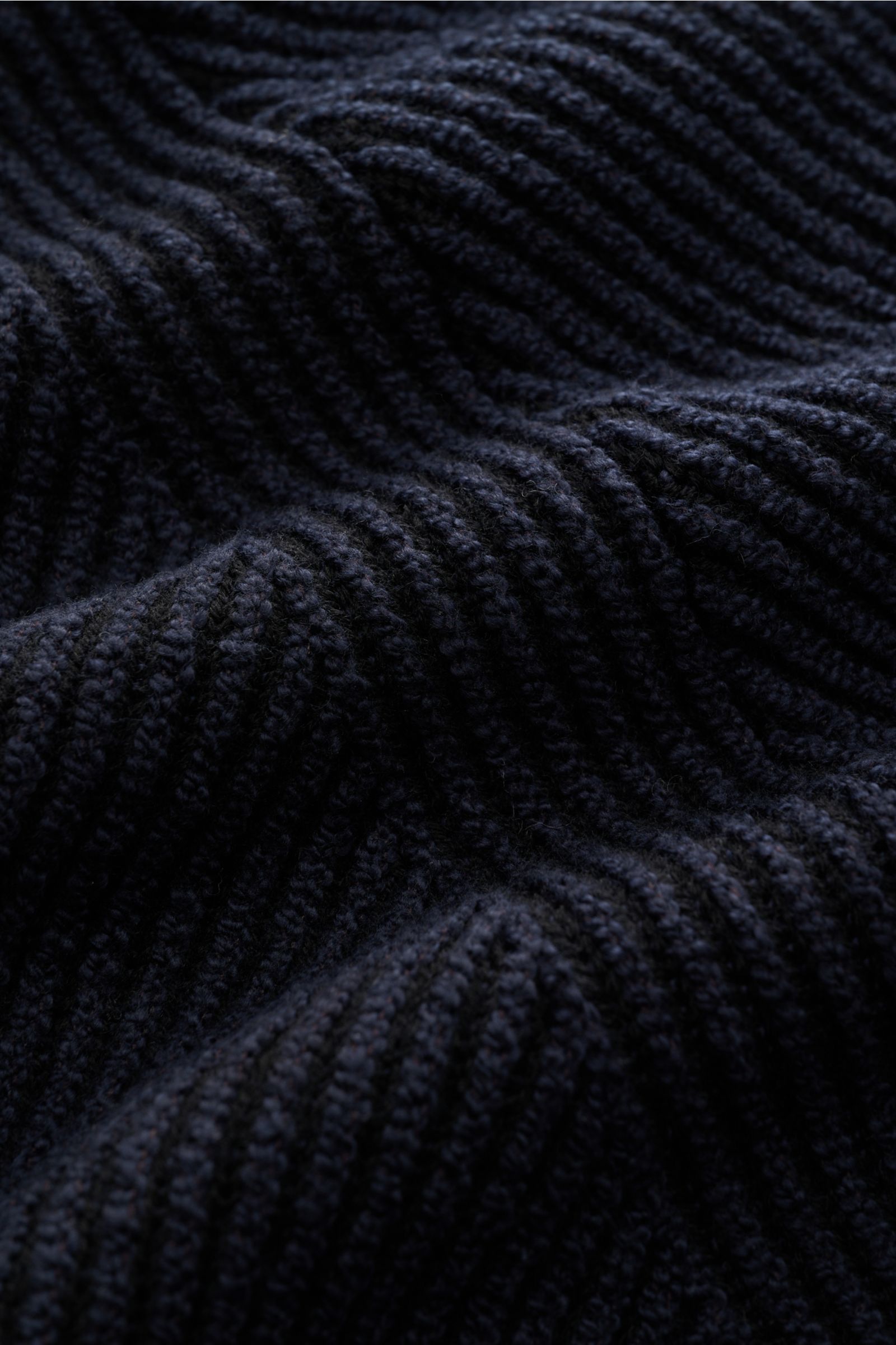 Nahaufnahme des Strickmusters des Stone Island Troyer 'Vanise' navy, Mix aus Wolle, Baumwolle, Microfaser, Patentstrick, leicht griffig, mittelfein, Regular Fit.