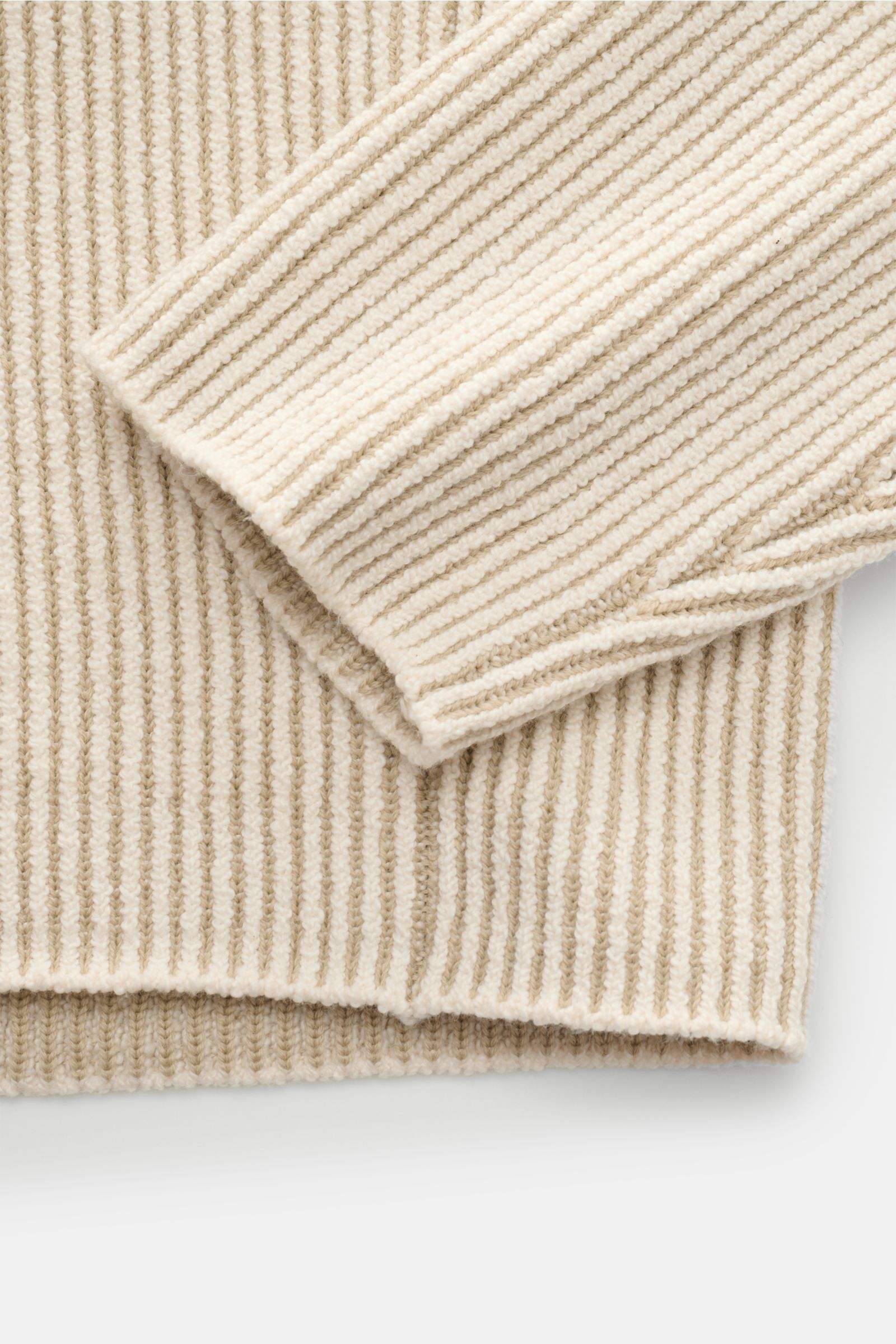 Stone Island Troyer 'Vanise' creme, Detailaufnahme von Ärmel und Saum, Mix aus Wolle, Baumwolle, Microfaser, Patentstrick, mittelfeines Strickbild, Regular Fit.