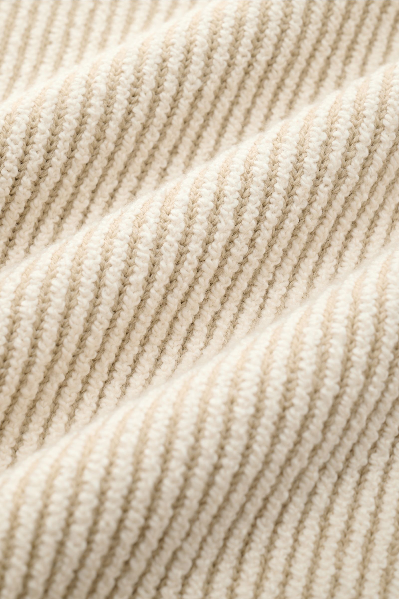 Nahaufnahme des Strickmusters vom Stone Island Troyer 'Vanise' creme, Mix aus Wolle, Baumwolle, Microfaser, Patentstrick, Regular Fit.