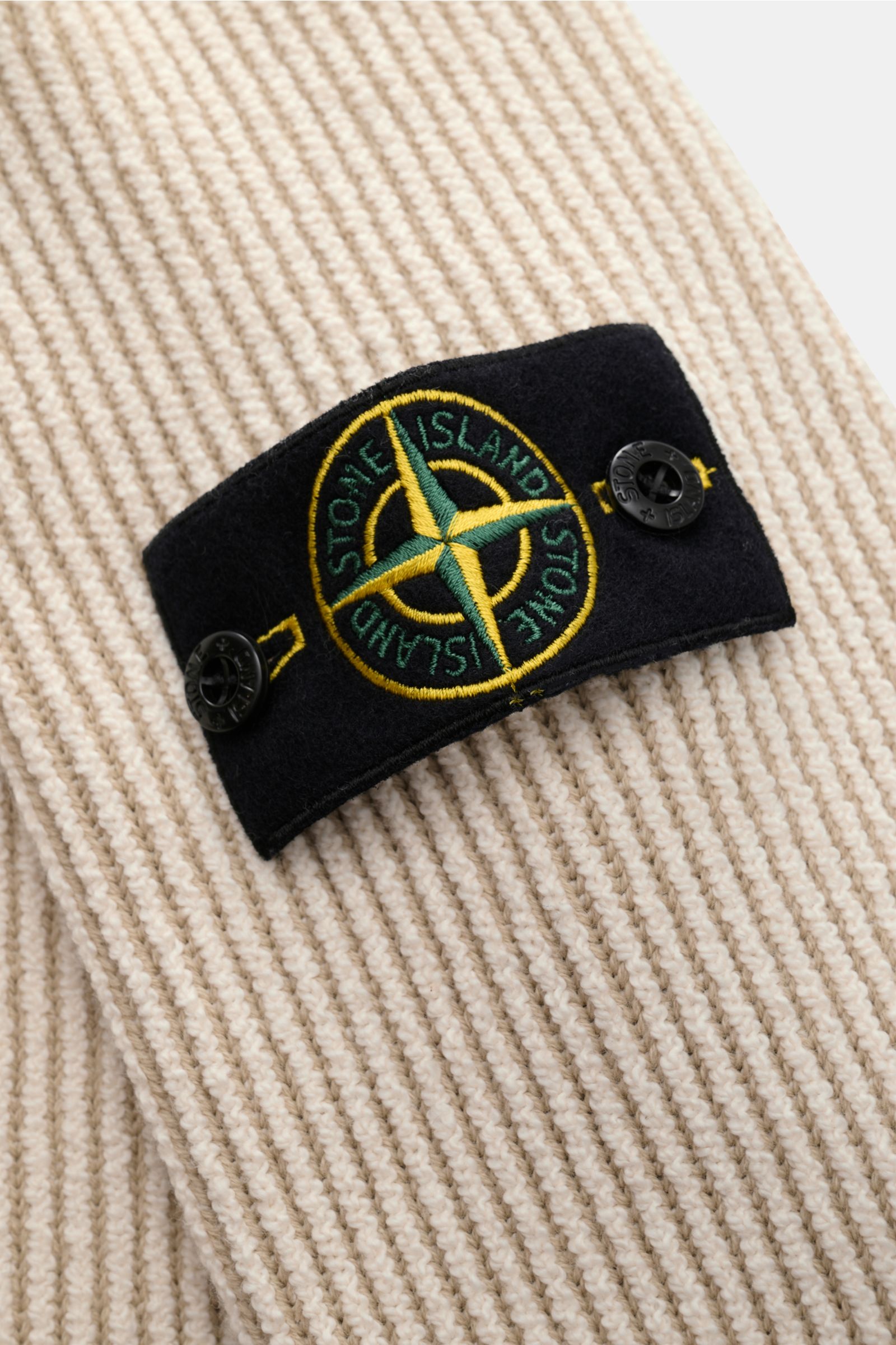 Stone Island Troyer 'Vanise' creme aus mittelfeinem Patentstrick, Mix aus Wolle, Baumwolle, Microfaser, Regular Fit, Raglanärmel, stehend fotografiert, Kompass-Badge am Ärmel.