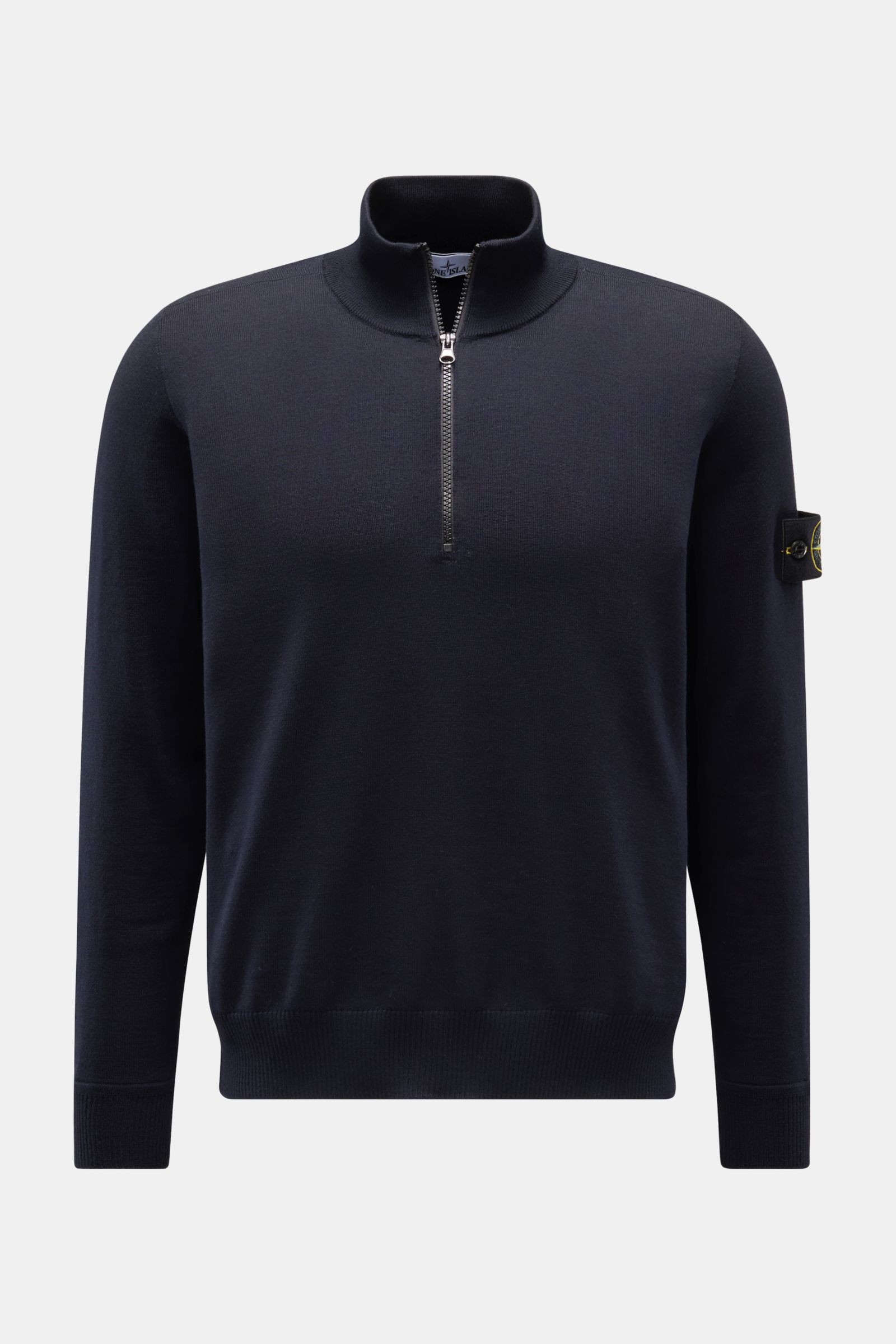 Front view of Stone Island Troyer 'Light Pure Wool' navy, a slim fit knit sweater with a zippered ribbed stand collar, compass badge on sleeve, and ribbed cuffs.

Ein Strickklassiker mit zeitloser Ausstrahlung: Dieser Troyer von STONE ISLAND steht mit 