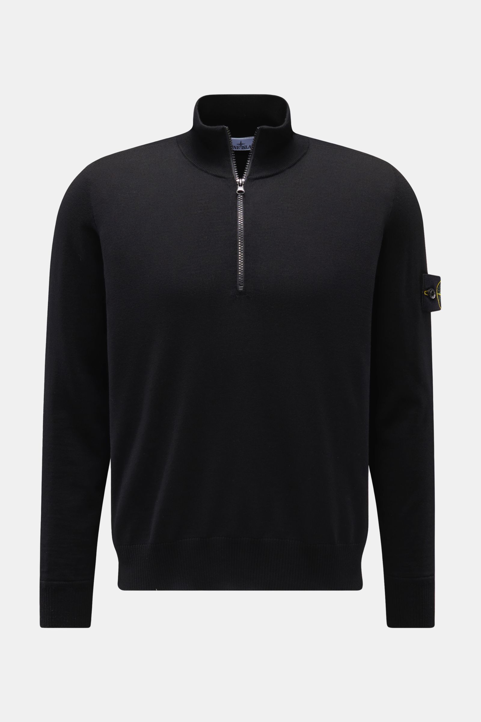 Front view of Stone Island Troyer 'Light Pure Wool' schwarz, a slim fit black knit sweater with a zipper stand-up collar and compass badge on the sleeve. Ein Strickklassiker mit zeitloser Ausstrahlung: Dieser Troyer von STONE ISLAND steht mit feiner Schur