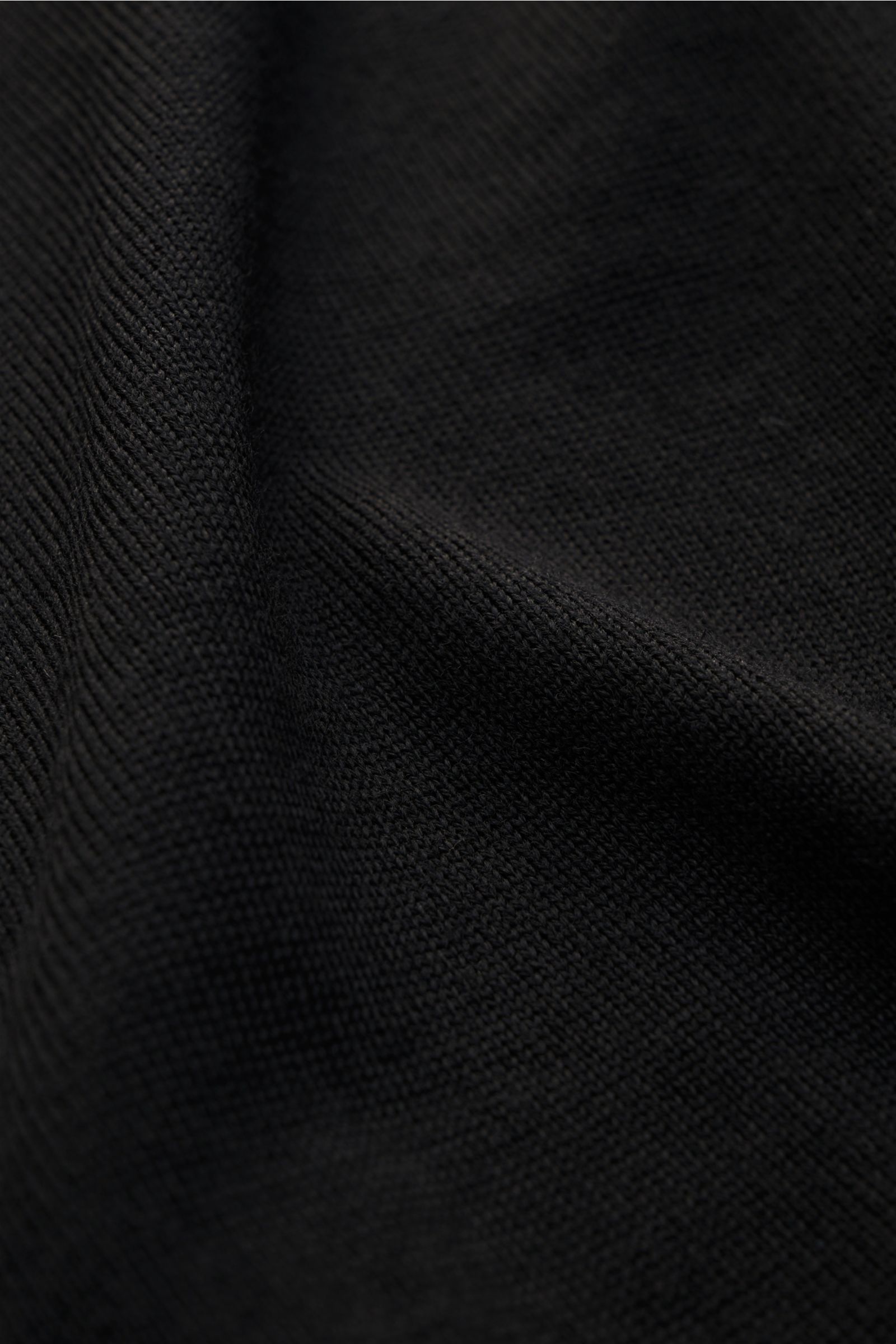 Close-up view of the black knit fabric texture of the Stone Island Troyer 'Light Pure Wool' schwarz, highlighting its fine wool and soft feel.

Ein Strickklassiker mit zeitloser Ausstrahlung: Dieser Troyer von STONE ISLAND steht mit feiner Schurwolle, 