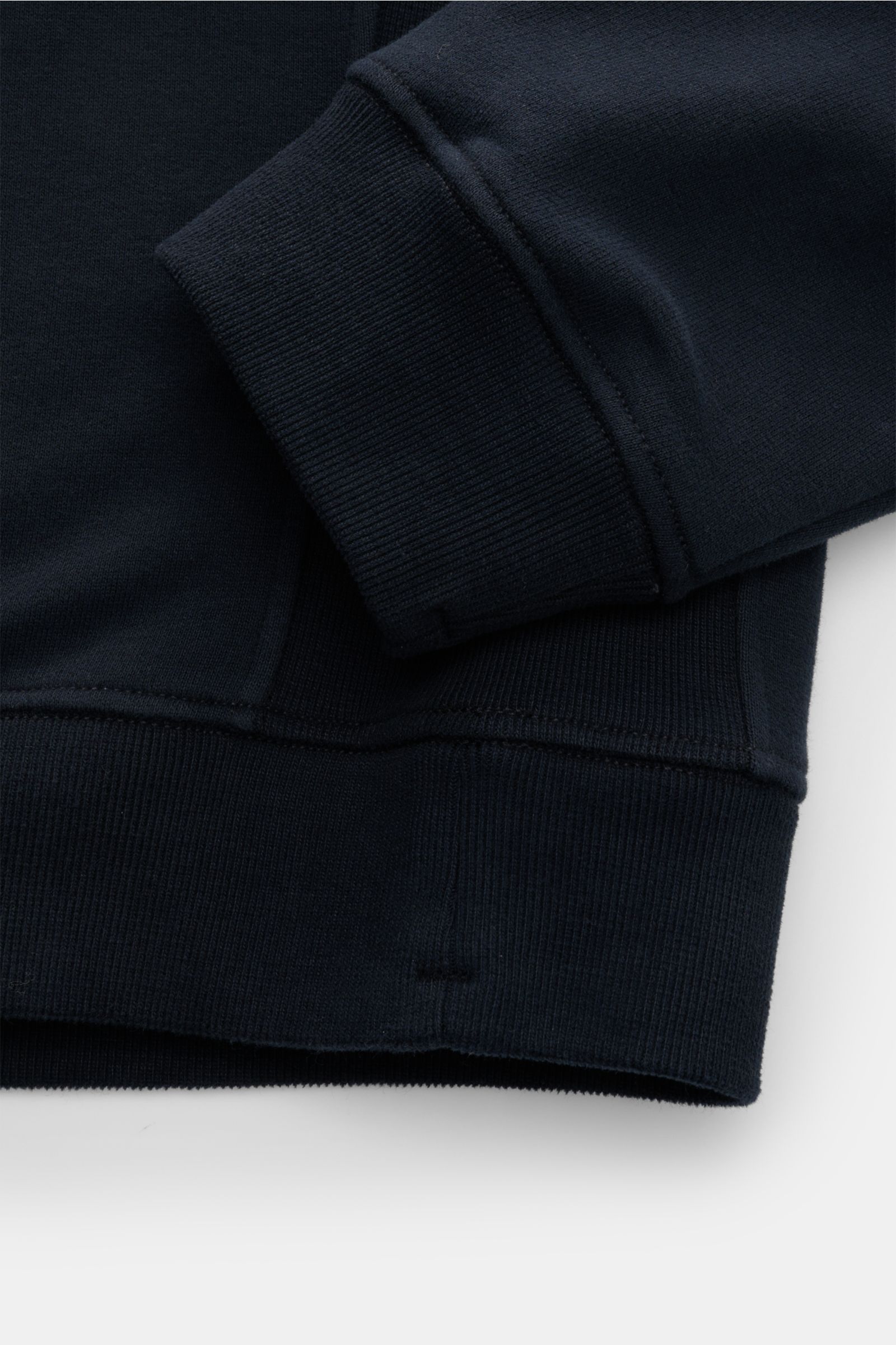 Close-up side view of Stone Island Sweat half-zip jumper navy showing ribbed cuff and waistband in dark navy cotton fabric.

Create sporty looks in the colder months: This casual half-zip jumper made of soft sweat fabric by STONE ISLAND with a zip on t