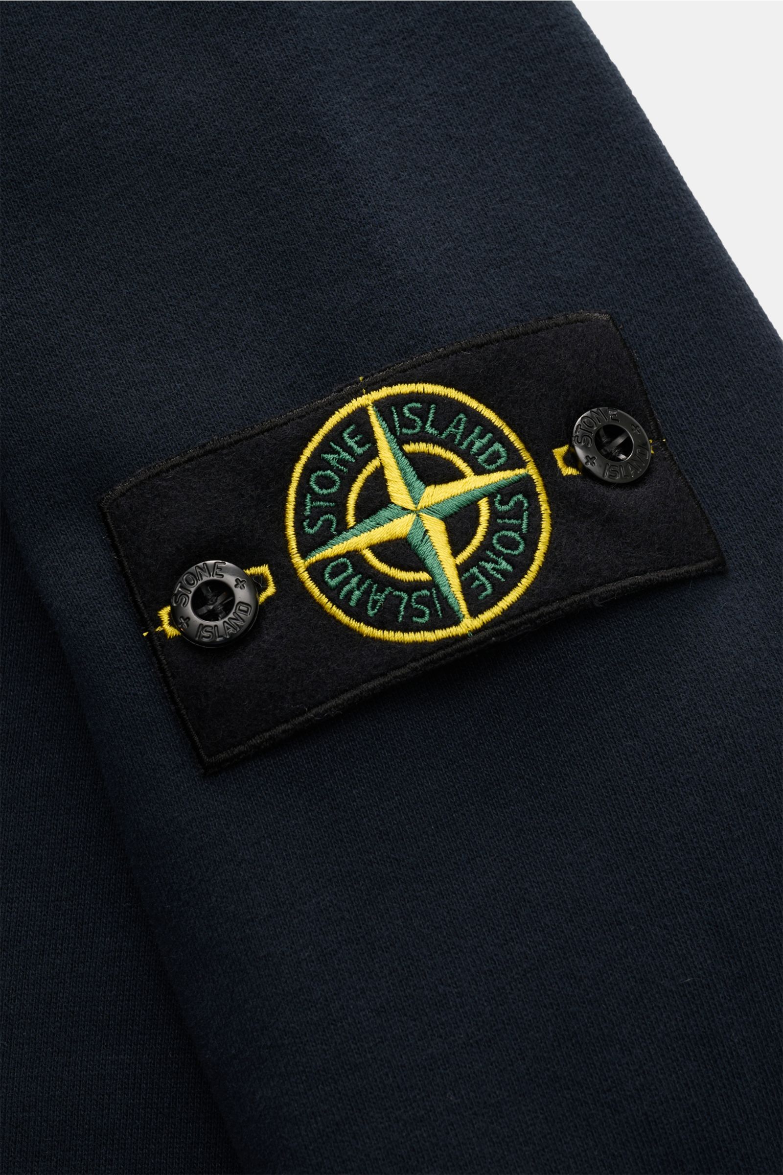 Close-up of the Stone Island Sweat half-zip jumper navy showing the signature compass badge on the upper sleeve from a side angle.

Create sporty looks in the colder months: This casual half-zip jumper made of soft sweat fabric by STONE ISLAND with a z