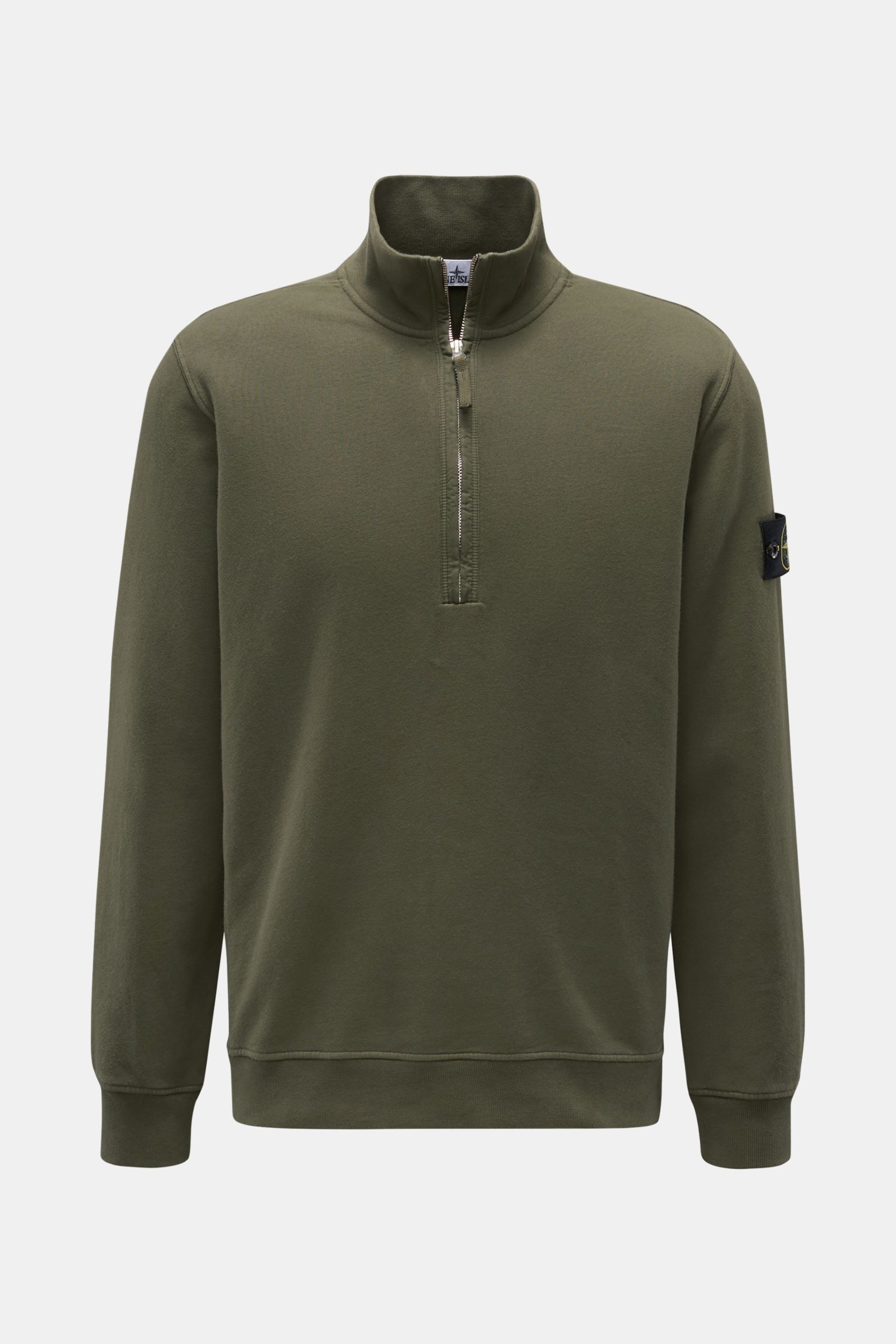 Stone Island Sweat-Troyer oliv, frontale Nahaufnahme, soft aus reiner Baumwolle, hochschließender Zipper-Kragen, Kompass-Badge am Ärmel, Regular Fit.
