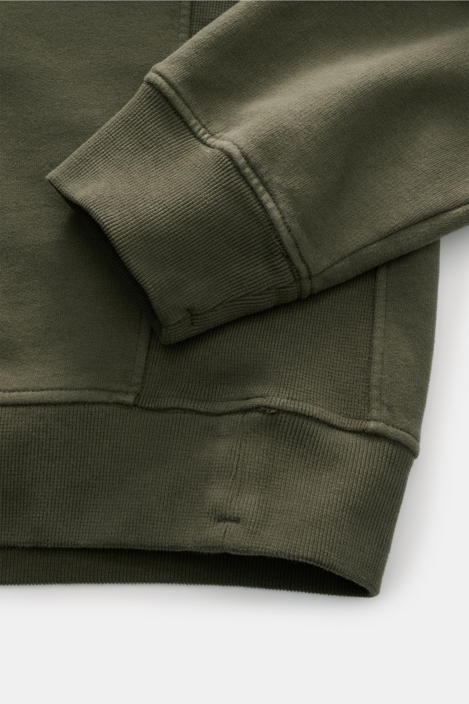 Stone Island Sweat-Troyer oliv, Detailaufnahme von Bündchen und Ärmel, weiche Baumwolle, Rippstrick, Regular Fit, Zipper am Kragen.