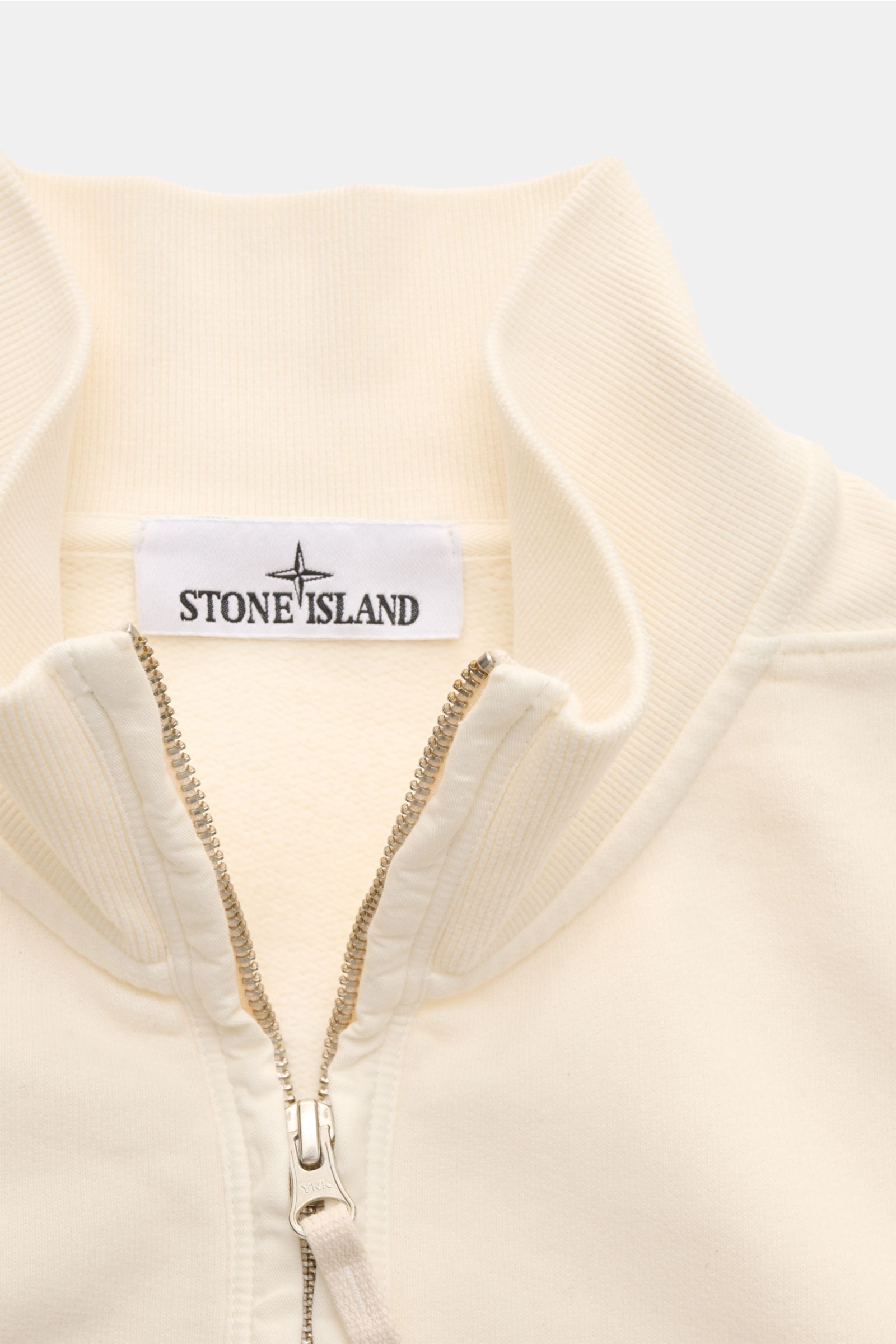 Stone Island Sweat-Troyer creme, nahes Foto von hochschließendem Rippstrick-Kragen mit Zipper, weiche Baumwolle, Regular Fit, Kompass-Badge am Oberarm.
