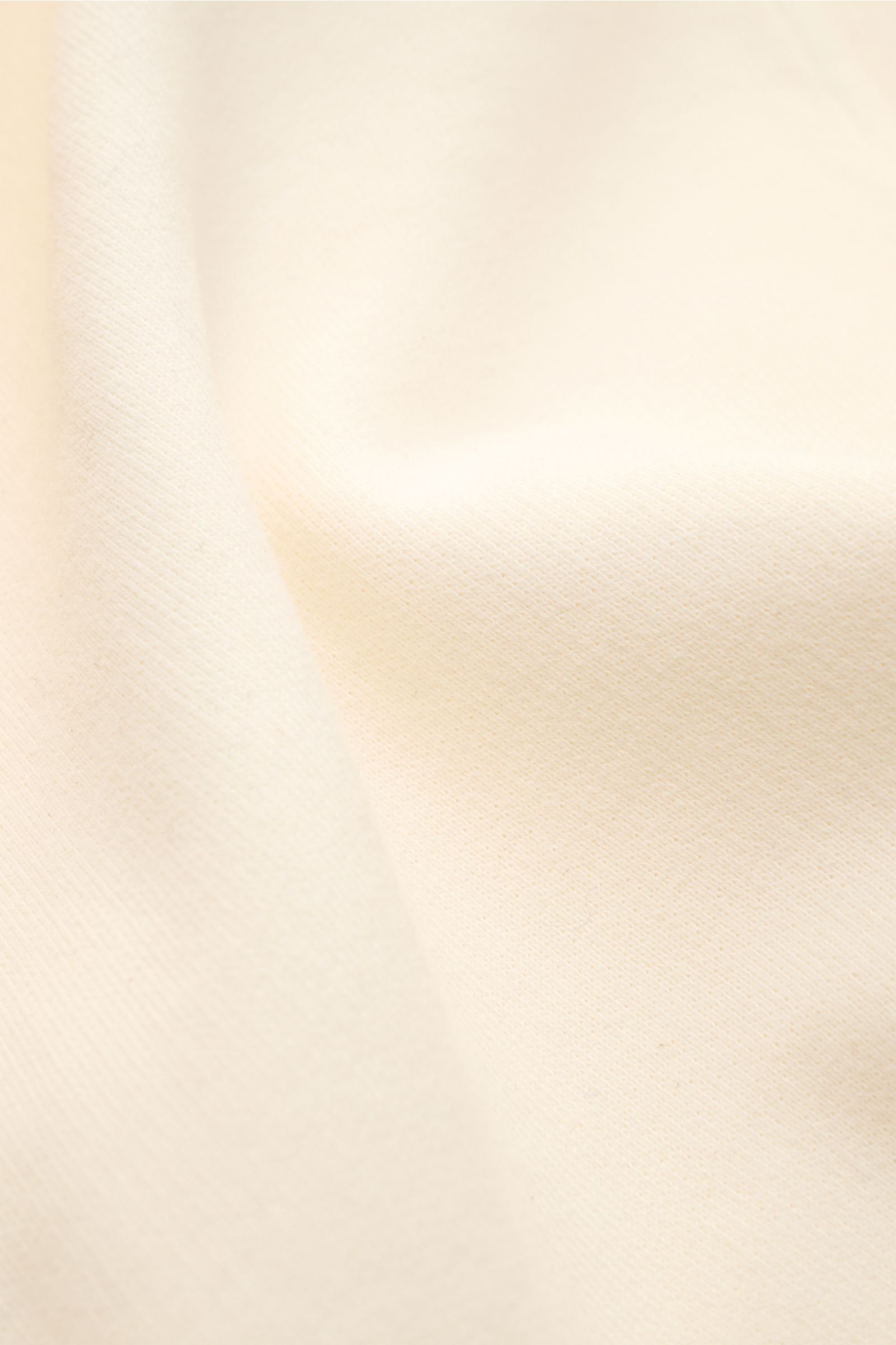 Stone Island Sweat-Troyer creme Detailaufnahme des weichen Baumwollstoffs mit angerauter Innenseite und Rippstrick-Kragen mit Zipper.