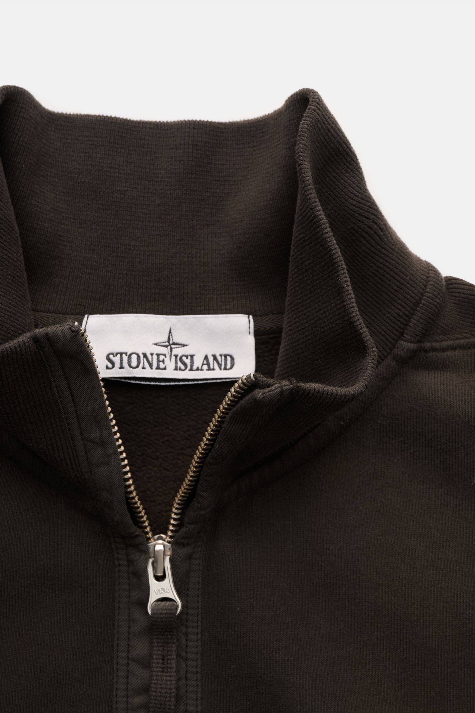 Stone Island Sweat-Troyer graubraun, Nahaufnahme von hochschließendem Rippstrick-Kragen mit Zipper, weicher Baumwolle, Regular Fit, Kompass-Badge.