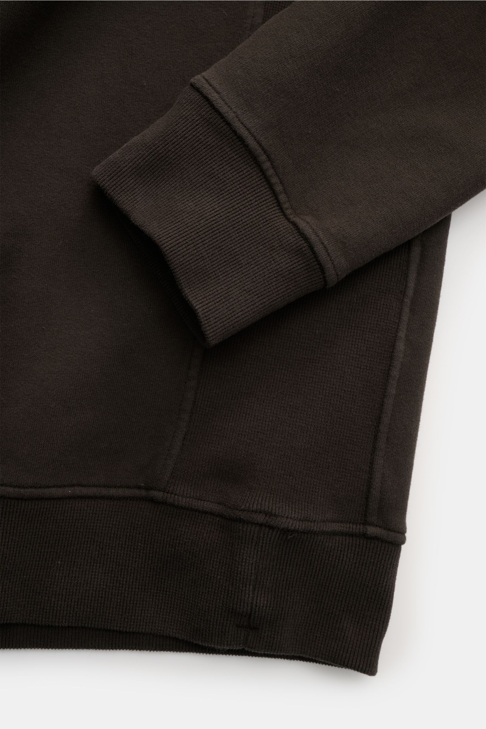 Nahaufnahme des Stone Island Sweat-Troyers graubraun von unten seitlich, zeigt weiche Baumwolle mit angerauter Innenseite und elastische Rippbündchen.